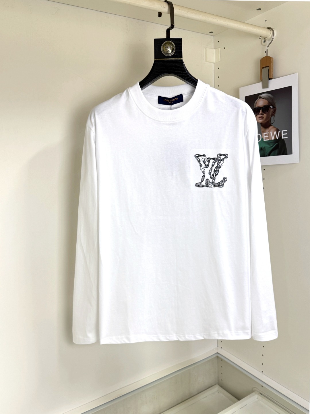 NO:691405,LV Louis Vuitton Fall/Winter 2025 round neck long-sleeved T-shirt base layer. The elemental logo badge highlights the casual fashion charm and still leads the fashion trend. It selects long-staple cotton yarn and 260g worsted high-count heavyweight custom-woven and dyed fabrics. It is washed at high temperature before cutting to shape, and the finished product is washed softly. It feels skin-friendly when worn. The cotton is soft and has a natural drape. It is synchronized with the counter and has a loose version with slightly dropped shoulders. It can be salty or sweet, suitable for both men and women, and is super versatile.  Using machine embroidery, the delicate and full texture is highlighted, bringing a new experience to fashion sports and leisure!  !  Sizes XS-XL  vuitton,tees,t-shirt,19860909LV 路易威登 2025秋冬 圆领长袖T恤打底衫 元素性的Logo徽章凸显休闲时尚魅力,依然独领时尚风骚,甄选长绒棉纱,260g精纺高支重磅定织定染面料,裁前高温洗水定型,成品再洗柔,穿着感受亲肤棉柔,垂感自然.专柜同步,微落肩宽松版型,可盐可甜,男女皆宜,超百搭. 采用器械刺绣,细腻饱满的质感突显,为时尚运动休闲带来全新体验！！ 尺码 XS-XL XS码肩宽48 胸围100 衣长68 S码肩宽50 胸围104 衣长70 M码肩宽52 胸围108 衣长72 L码肩宽54 胸围112 衣长74 XL码肩宽56 胸围116 衣长76,,louis vuitton,louis vuitton,tees，t-shirt,,Men's clothing