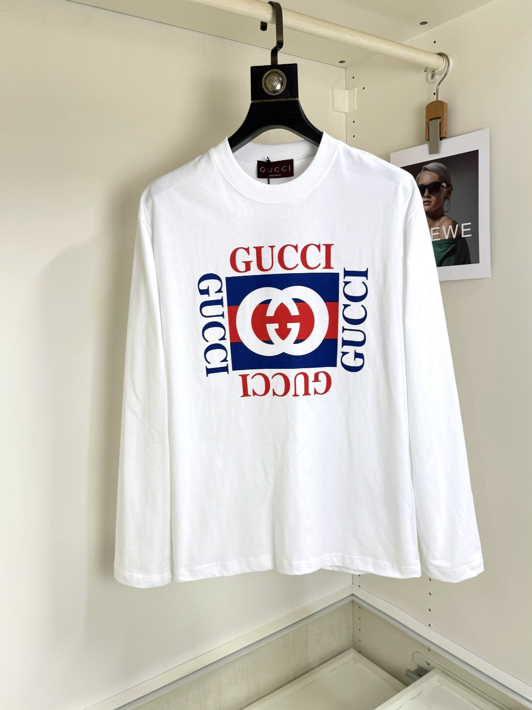 NO:735107,GUCCI round neck embroidered long-sleeved T-shirt bottoming shirt. The elemental logo badge highlights the casual fashion charm and still leads the fashion trend. It uses long-staple cotton yarn and 260g worsted high-count heavyweight custom-woven and dyed fabrics. It is washed at high temperature before cutting to set the shape, and the finished product is washed softly. It feels skin-friendly when worn. The cotton is soft and has a natural drape. It is synchronized with the counter. It has a slightly off-shoulder loose version, which can be salty or sweet, suitable for both men and women, and is super versatile.  Using machine embroidery, the delicate and full texture is highlighted, bringing a new experience to fashion sports and leisure!  !  Size XS-XL. Gucci Gucci 2025 autumn and winter round neck long-sleeved T-shirt base layer  The elemental logo badge highlights the charm of casual fashion and still leads the fashion trend. It selects long-staple cotton yarn and 260g worsted high-count heavyweight custom-woven and dyed fabrics. It is washed at high temperature to set the shape before cutting, and the finished product is washed softly. It feels skin-friendly and cotton-soft with natural drape. The counter is synchronized with the slightly dropped shoulders and loose version. It can be salty or sweet, suitable for both men and women. It is super versatile. The use of machine embroidery highlights the delicate and full texture, bringing a new experience to fashionable sports and leisure!  !  Sizes XS-XL19860909GUCCI古奇 圆领刺绣长袖T恤打底衫 元素性的Logo徽章凸显休闲时尚魅力,依然独领时尚风骚,甄选长绒棉纱,260g精纺高支重磅定织定染面料,裁前高温洗水定型,成品再洗柔,穿着感受亲肤棉柔,垂感自然.专柜同步,微落肩宽松版型,可盐可甜,男女皆宜,超百搭. 采用器械刺绣,细腻饱满的质感突显,为时尚运动休闲带来全新体验！！ 尺码 XS-XL. Gucci 古奇 2025秋冬 圆领长袖T恤打底衫 元素性的Logo徽章凸显休闲时尚魅力,依然独领时尚风骚,甄选长绒棉纱,260g精纺高支重磅定织定染面料,裁前高温洗水定型,成品再洗柔,穿着感受亲肤棉柔,垂感自然.专柜同步,微落肩宽松版型,可盐可甜,男女皆宜,超百搭. 采用器械刺绣,细腻饱满的质感突显,为时尚运动休闲带来全新体验！！ 尺码 XS-XL XS码肩宽48 胸围100 衣长68 S码肩宽50 胸围104 衣长70 M码肩宽52 胸围108 衣长72 L码肩宽54 胸围112 衣长74 XL码肩宽56 胸围116 衣长76,,gucci,tees，t-shirt,,Men's clothing
