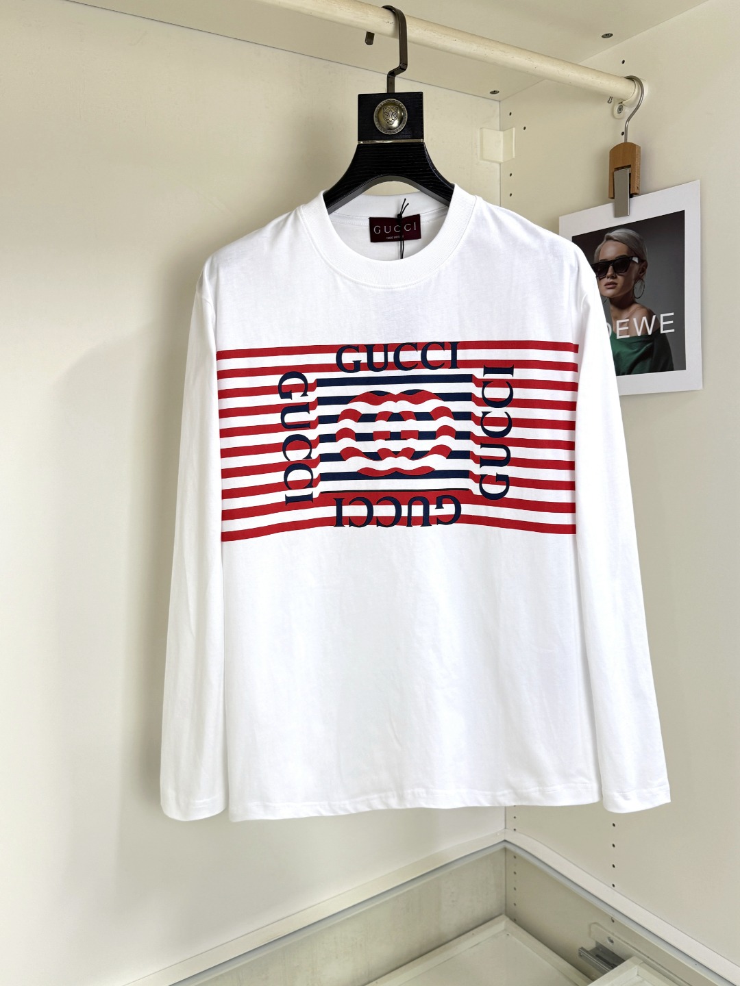 NO:756639,Gucci 2025 Autumn and Winter round neck long-sleeved T-shirt base layer. The elemental logo badge highlights the casual fashion charm and still leads the fashion trend. It selects long-staple cotton yarn and 260g worsted high-count heavyweight custom-woven and dyed fabric. It is washed at high temperature before cutting to set the shape. The finished product is washed softly again. It feels skin-friendly when worn. The cotton is soft and has a natural drape. It is synchronized with the counter and has a loose version with slightly dropped shoulders. It can be salty or sweet, suitable for both men and women, and is super versatile.  Using machine embroidery, the delicate and full texture is highlighted, bringing a new experience to fashion sports and leisure!  !  Sizes XS-XL19860909Gucci 古奇 2025秋冬 圆领长袖T恤打底衫 元素性的Logo徽章凸显休闲时尚魅力,依然独领时尚风骚,甄选长绒棉纱,260g精纺高支重磅定织定染面料,裁前高温洗水定型,成品再洗柔,穿着感受亲肤棉柔,垂感自然.专柜同步,微落肩宽松版型,可盐可甜,男女皆宜,超百搭. 采用器械刺绣,细腻饱满的质感突显,为时尚运动休闲带来全新体验！！ 尺码 XS-XL XS码肩宽48 胸围100 衣长68 S码肩宽50 胸围104 衣长70 M码肩宽52 胸围108 衣长72 L码肩宽54 胸围112 衣长74 XL码肩宽56 胸围116 衣长76,,gucci,tees，t-shirt,,Men's clothing