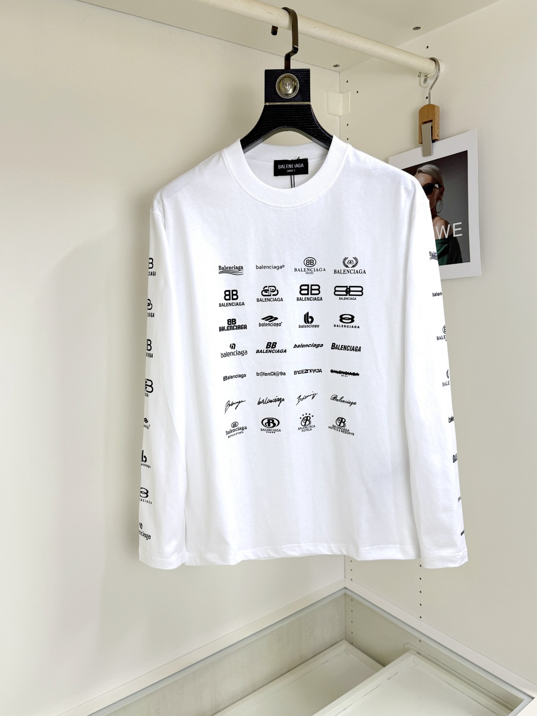 NO:773543,Balenciaga 2025 Autumn and Winter round neck long-sleeved T-shirt base layer. The elemental logo badge highlights the casual fashion charm and still leads the fashion style. It selects long-staple cotton yarn and 260g worsted high-count heavy-weight custom-woven and dyed fabrics. It is washed at high temperature before cutting to set the shape. The finished product is washed softly. It feels skin-friendly when worn. The cotton is soft and has a natural drape. It is synchronized with the counter and has a loose version with slightly dropped shoulders. It can be salty or sweet, suitable for both men and women, and is super versatile.  Using machine embroidery, the delicate and full texture is highlighted, bringing a new experience to fashion sports and leisure!  !  Sizes XS-XL19860909Balenciaga 巴黎世家 2025秋冬 圆领长袖T恤打底衫 元素性的Logo徽章凸显休闲时尚魅力,依然独领时尚风骚,甄选长绒棉纱,260g精纺高支重磅定织定染面料,裁前高温洗水定型,成品再洗柔,穿着感受亲肤棉柔,垂感自然.专柜同步,微落肩宽松版型,可盐可甜,男女皆宜,超百搭. 采用器械刺绣,细腻饱满的质感突显,为时尚运动休闲带来全新体验！！ 尺码 XS-XL XS码肩宽48 胸围100 衣长68 S码肩宽50 胸围104 衣长70 M码肩宽52 胸围108 衣长72 L码肩宽54 胸围112 衣长74 XL码肩宽56 胸围116 衣长76,,balenciaga,balenciaga,tees，t-shirt,,Men's clothing