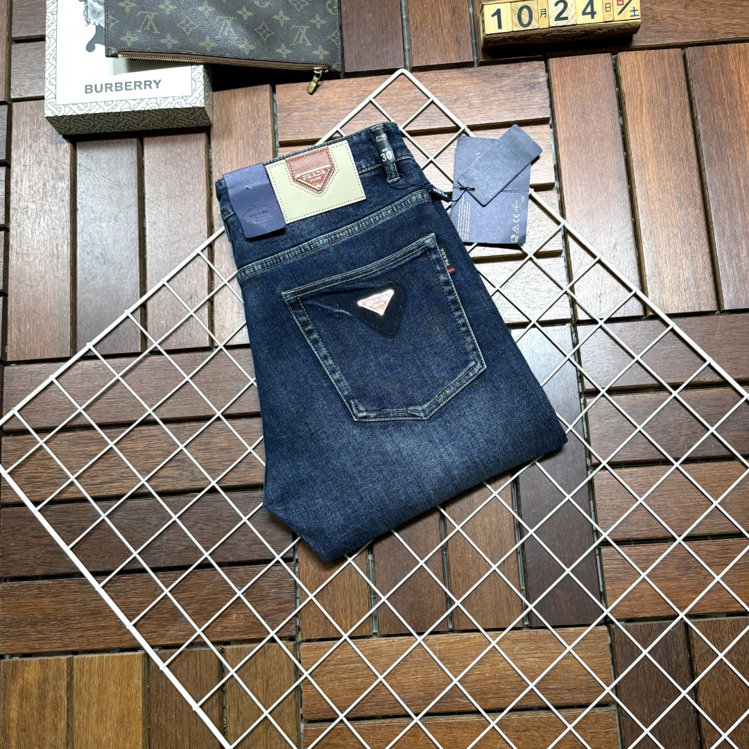 NO:690570,Prada's new autumn and winter products are available at counters. The best jeans counters in physical stores are original 1:1 good products, suitable for all ages. The highest version of European imported fabrics on the market. Comfortable, soft and skin-friendly, the upper body effect is super fashionable and versatile, straight and stylish, a wardrobe must-have!  Suitable for any occasion, sizes 30-40, prada, prada, jeans,19860909Prada 普拉达 秋冬新款新品 专柜有售 实体店极品牛仔裤专柜原版1:1好货,适合各个年龄段.市场最高版本的欧洲进口面料.舒适柔软亲肤,上身效果超级棒时尚百搭,笔挺有型,衣橱必备！适合任何场合穿着 尺码30-40,,prada,prada,jeans,,Men's clothing