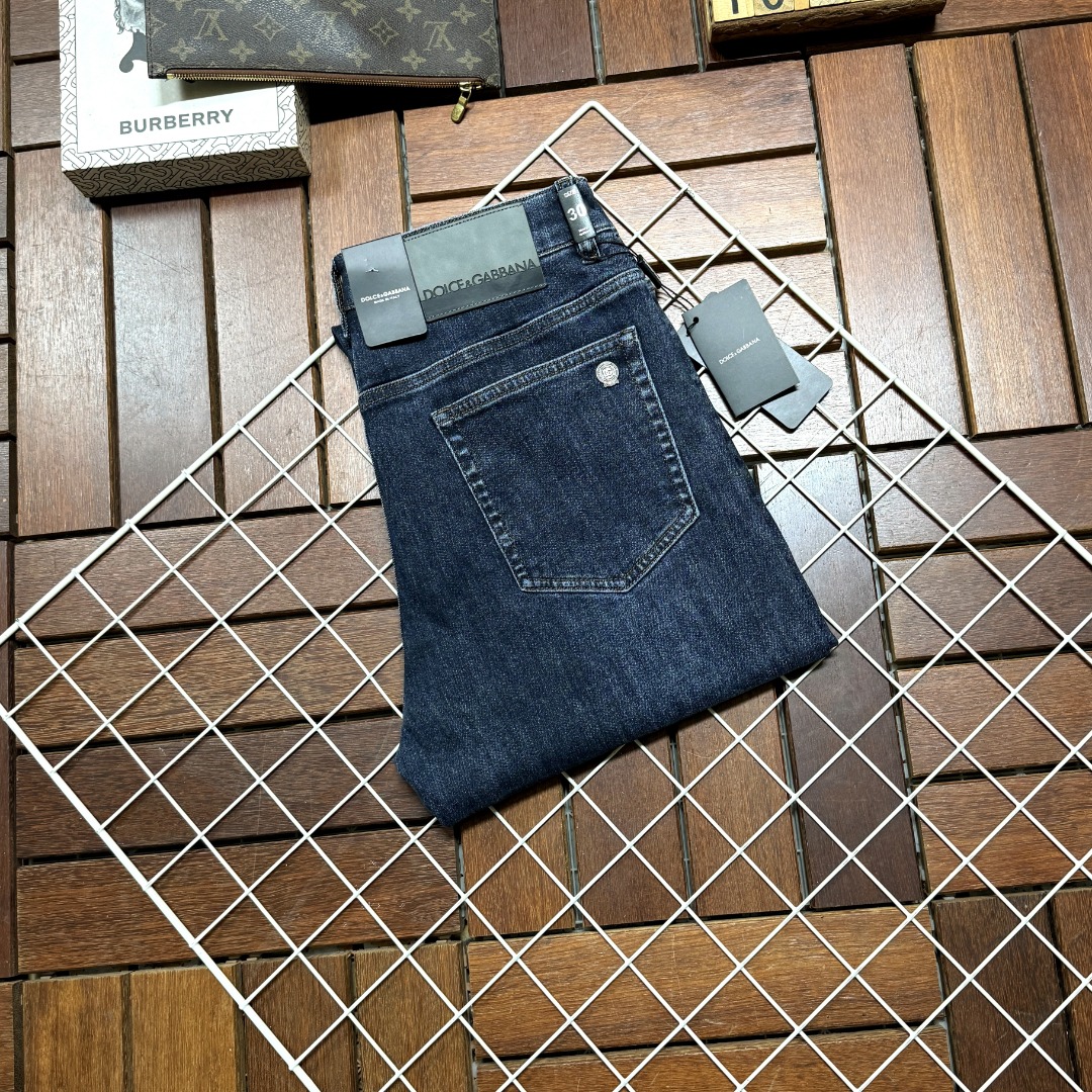 NO:690567,DG Dolce & Gabbana's new autumn and winter products are available at counters. The best jeans counters in physical stores are original 1:1 good products, suitable for all ages. The highest version of European imported fabrics on the market. Comfortable, soft and skin-friendly, the upper body effect is super fashionable and versatile, straight and stylish, a wardrobe must-have!  Suitable for any occasion, sizes 30-40, Dolce&Gabbana, jeans,19860909DG 杜嘉班纳 秋冬新款新品 专柜有售 实体店极品牛仔裤专柜原版1:1好货,适合各个年龄段.市场最高版本的欧洲进口面料.舒适柔软亲肤,上身效果超级棒时尚百搭,笔挺有型,衣橱必备！适合任何场合穿着 尺码30-40,,Dolce&Gabbana,jeans,,Men's clothing