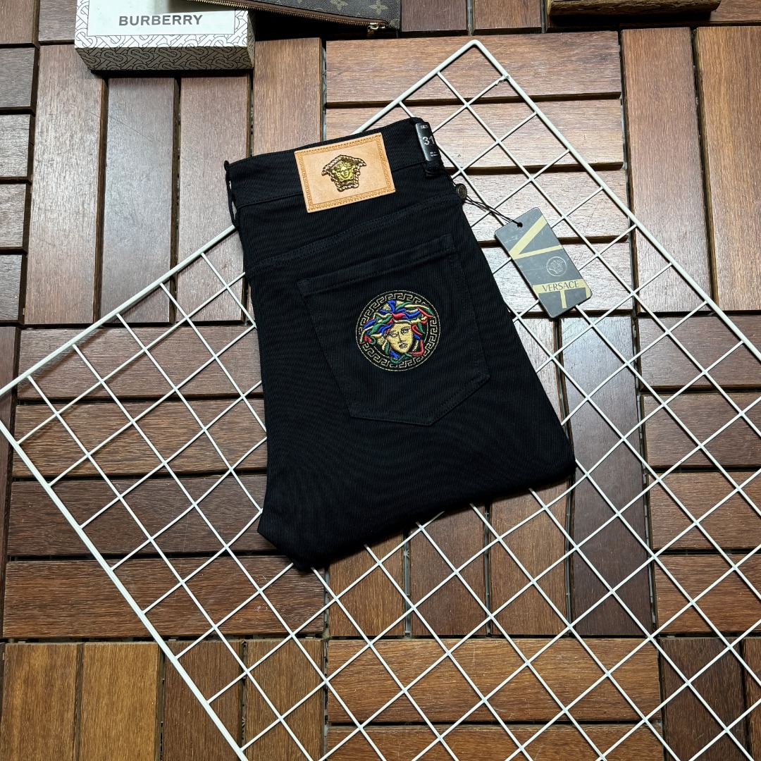 NO:690571,Versace's new autumn and winter products are available at the counter. The best jeans counter in the physical store is an original 1:1 good product, suitable for all ages. The highest version of European imported fabrics on the market. Comfortable, soft and skin-friendly, the upper body effect is super fashionable and versatile, straight and stylish, a wardrobe must-have!  Suitable for any occasion, sizes 30-40,,versace,versace,jeans,19860909Versace 范思哲 秋冬新款新品 专柜有售 实体店极品牛仔裤专柜原版1:1好货,适合各个年龄段.市场最高版本的欧洲进口面料.舒适柔软亲肤,上身效果超级棒时尚百搭,笔挺有型,衣橱必备！适合任何场合穿着 尺码30-40,,versace,versace,jeans,,Men's clothing