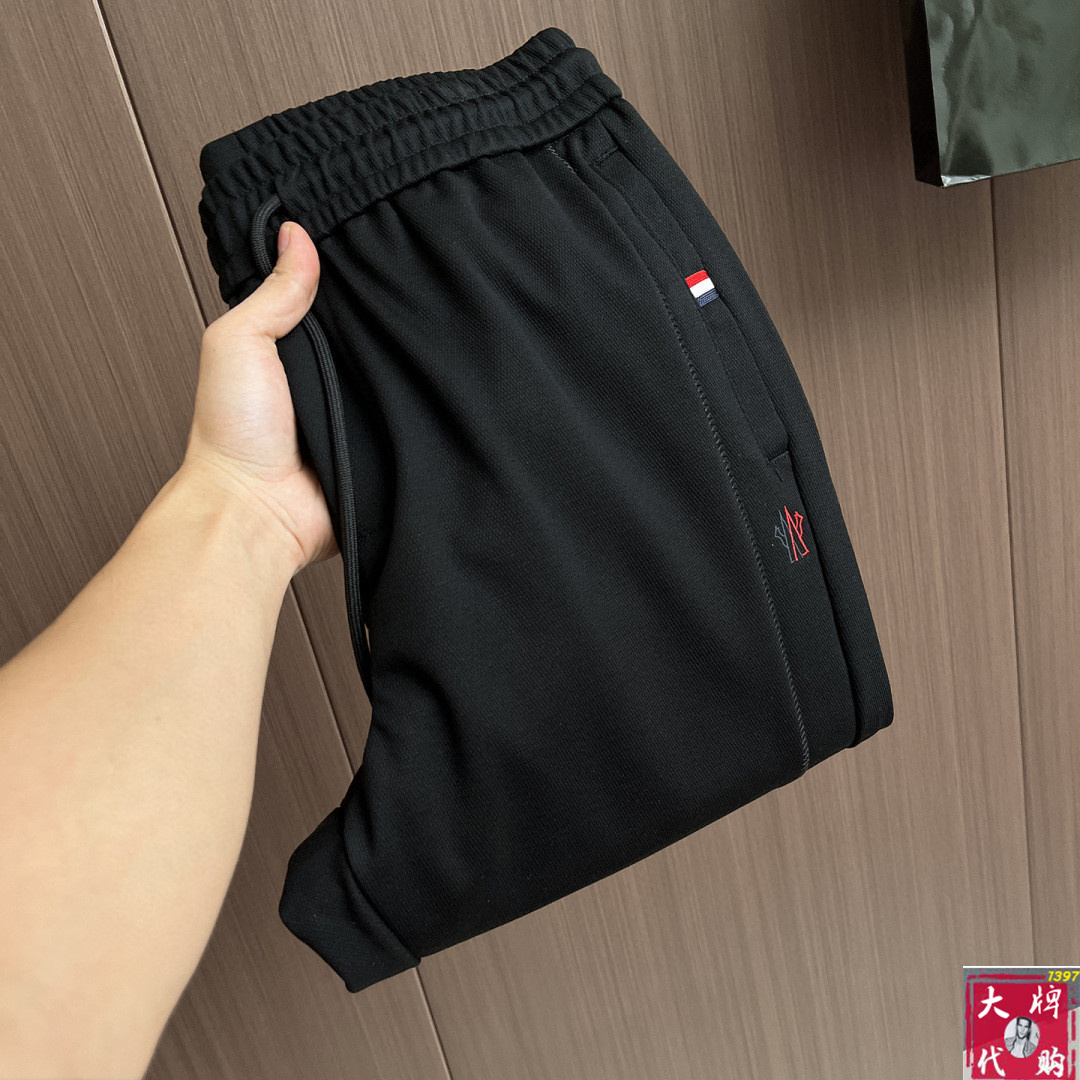 NO:690560,Moncler's hot-selling casual pants are highly elastic and slimming. They are simple and versatile. They are made with fine workmanship and you can see the care in every stitch. They are loved by many celebrities and internet celebrities to lengthen their body proportions!  Slightly elastic ^_^Comfortable fabric, yardage 30-38,,Moncler,19860909Moncler 蒙口 爆款休闲裤 高弹显瘦必爆简约百搭爆款,做工精细,每一针都看得到用心,超多明星网红最爱 拉长身材比例哦！微弹 ^_^舒适面料 码数30-38,,Moncler,,Men's clothing
