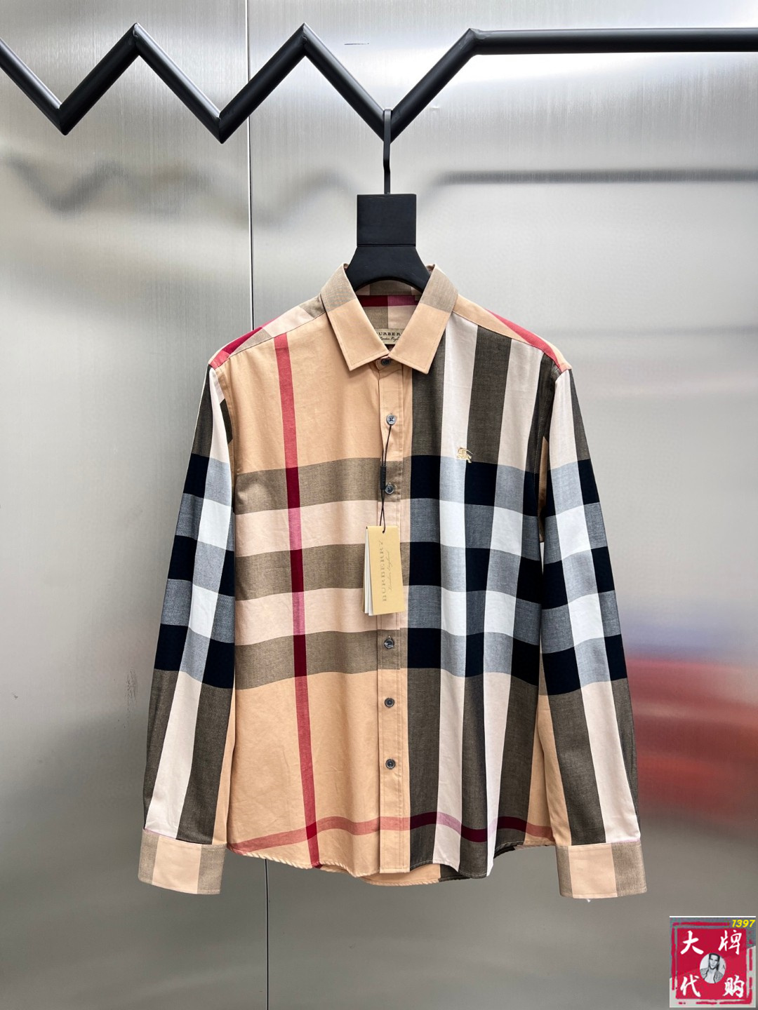 NO:690554,Burberry long-sleeved shirt. The official website of the shirt is simultaneously popular. Channel goods. High-end customization. The quality can withstand any form of inspection, giving you a unique upper body experience!  All have gone through a strict selection process and are customized with original accessories. They are fashionable and versatile. The upper body is elegant and handsome, full of personality, and has a brand new visual sense. Size M~3XL,,burberry,burberry,shirts,19860909巴宝莉 Burberry长袖 衬衫 衬衣官网同步爆款 渠道货 高端定制 品质经得起任何形式检验,赋予你与众不同的上身体验！均经过严格的挑选工序,定制原版辅料,时尚百搭潮 上身优雅帅气, 个性十足,焕然一新的即视感 码数M~3XL,,burberry,burberry,shirts,,Men's clothing