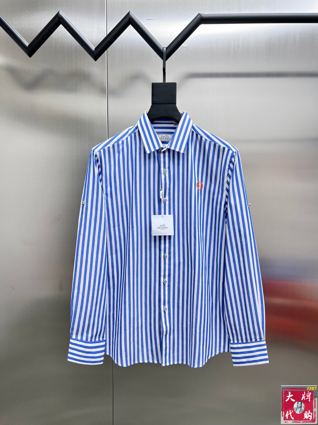 NO:690556,Hermes Hermès long-sleeved shirts. The official website of the shirts is simultaneously popular. Channel goods. High-end customization. The quality can withstand any form of inspection, giving you a unique upper body experience!  All have gone through a strict selection process and are customized with original accessories. They are fashionable and versatile. The upper body is elegant and handsome, full of personality, and has a brand new visual sense. Size M~3XL,, hermes, hermes, shirts,19860909Hermes 爱马仕长袖 衬衫 衬衣官网同步爆款 渠道货 高端定制 品质经得起任何形式检验,赋予你与众不同的上身体验！均经过严格的挑选工序,定制原版辅料,时尚百搭潮 上身优雅帅气, 个性十足,焕然一新的即视感 码数M~3XL,,hermes,hermes,shirts,,Men's clothing