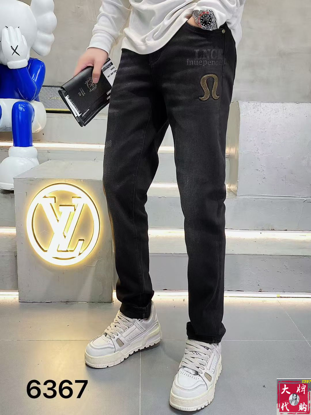 NO:690581,Lululemon men's jeans original factory original fabric original wash water!  Imported original washed elastic fabric, complicated handicraft superposition, any washing process will turn into a completely different color effect if you stay for a few seconds longer, so it is more precious, especially durable and taste-resistant... Use the best elastic texture of tannin, genuine leather labels, high-end metal accessories... to create a unique and original jeans style!  Original hardware accessories, super correct fit, comfortable and breathable, extremely high grade, counter quality, handsome upper body. Size 29-38,,jeans,19860909露露乐蒙 男士牛仔裤原厂原布原洗水！进口原版水洗弹力面料,复杂的手工艺叠加,任何一个洗水环节多停留几秒都会变成完全不一样的颜色效果,所以越加珍贵,特别持久、耐味…… 选用上乘的丹宁弹力质感,真皮皮牌、高定的金属辅料……打造出独特及原创的牛仔裤款型！原版五金辅料,版型超正,舒适透气,档次极高,专柜品质,上身帅气十足.码数29-38,,jeans,,Men's clothing