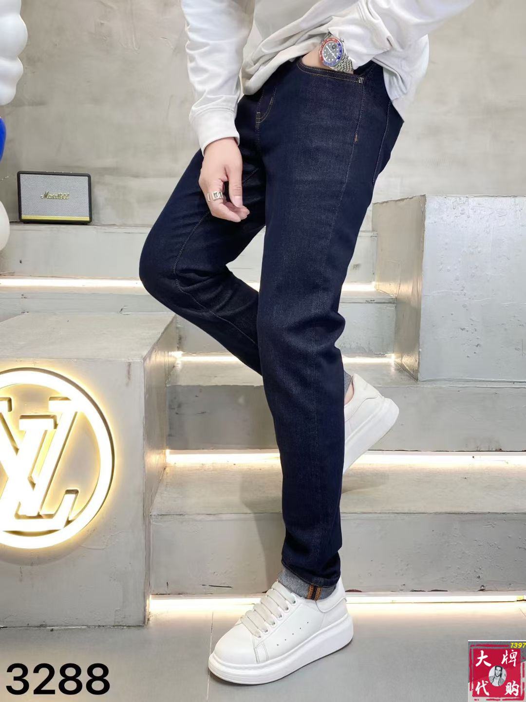 NO:684587,Versace men's jeans original factory original fabric original wash water!  Imported original washed elastic fabric, complicated handicraft superposition, any washing process will turn into a completely different color effect if you stay for a few seconds longer, so it is more precious, especially durable and taste-resistant... Use the best elastic texture of tannin, genuine leather labels, high-end metal accessories... to create a unique and original jeans style!  Original hardware accessories, super correct fit, comfortable and breathable, extremely high grade, counter quality, handsome upper body. Size 29-38,,versace,versace,jeans,19860909Versace 范思哲 男士牛仔裤原厂原布原洗水！进口原版水洗弹力面料,复杂的手工艺叠加,任何一个洗水环节多停留几秒都会变成完全不一样的颜色效果,所以越加珍贵,特别持久、耐味…… 选用上乘的丹宁弹力质感,真皮皮牌、高定的金属辅料……打造出独特及原创的牛仔裤款型！原版五金辅料,版型超正,舒适透气,档次极高,专柜品质,上身帅气十足.码数29-38,,versace,versace,jeans,,Men's clothing