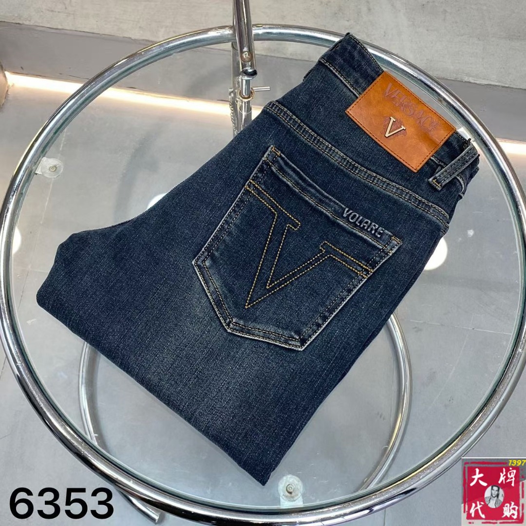 NO:626983,Versace men's jeans original factory original fabric original wash water!  Imported original washed elastic fabric, complicated handicraft superposition, any washing process will turn into a completely different color effect if you stay for a few seconds longer, so it is more precious, especially durable and taste-resistant... Use the best elastic texture of tannin, genuine leather labels, high-end metal accessories... to create a unique and original jeans style!  Original hardware accessories, super correct fit, comfortable and breathable, extremely high grade, counter quality, handsome upper body. Size 29-38,,versace,versace,jeans,alexander wang19860909Versace 范思哲 男士牛仔裤原厂原布原洗水！进口原版水洗弹力面料,复杂的手工艺叠加,任何一个洗水环节多停留几秒都会变成完全不一样的颜色效果,所以越加珍贵,特别持久、耐味…… 选用上乘的丹宁弹力质感,真皮皮牌、高定的金属辅料……打造出独特及原创的牛仔裤款型！原版五金辅料,版型超正,舒适透气,档次极高,专柜品质,上身帅气十足.码数29-38,,versace,versace,jeans,alexander wang,Men's clothing