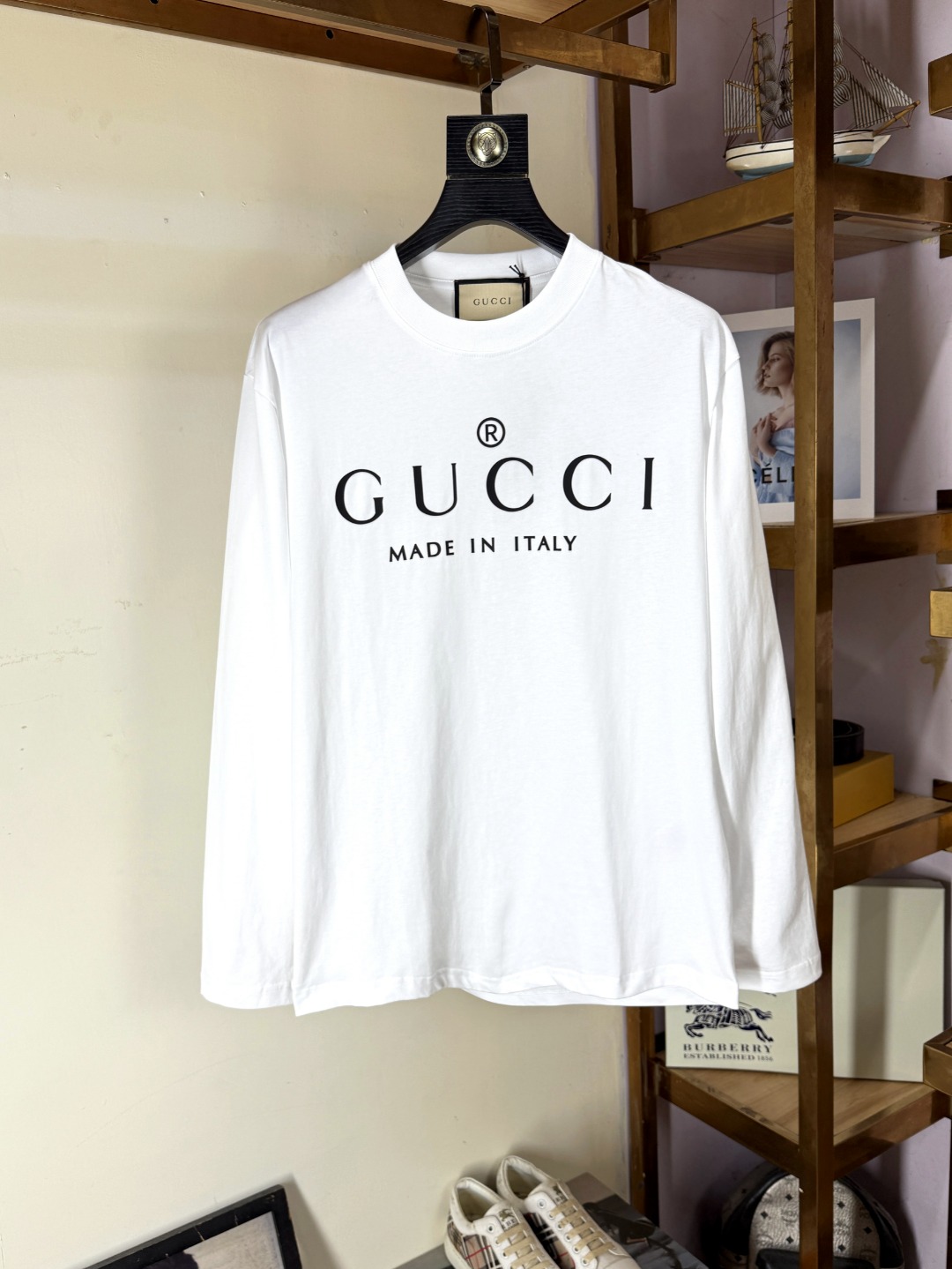 NO:684614,Gucci Made in Italy. Selected long-staple cotton yarn. 260g worsted high-count heavy-weight custom-woven fabric. High-temperature washing and shaping before cutting. The finished product is washed softly. Wearing feeling is skin-friendly and soft. Natural drape. Counter synchronization. Slightly dropped shoulders. Loose version. Can be salty or sweet. Suitable for both men and women. Super versatile, original original standard. Sizes XS-XL.  Bust 104 Length 70 Medium Shoulder 52 Bust 108 Length 72 L Shoulder 54 Bust 112 Length 74 XL Shoulder 56 Bust 116 Length 76,,gucci,19860909Gucci 古奇 意大利制造 甄选长绒棉纱 260g精纺高支重磅定织面料 裁前高温洗水定型 成品再洗柔 穿着感受亲肤棉柔 垂感自然 专柜同步 微落肩宽松版型 可盐可甜 男女皆宜 超百搭,原版原标～ 尺码 XS-XL. XS码肩宽48 胸围100 衣长68 S码肩宽50 胸围104 衣长70 M码肩宽52 胸围108 衣长72 L码肩宽54 胸围112 衣长74 XL码肩宽56 胸围116 衣长76,,gucci,,Men's clothing