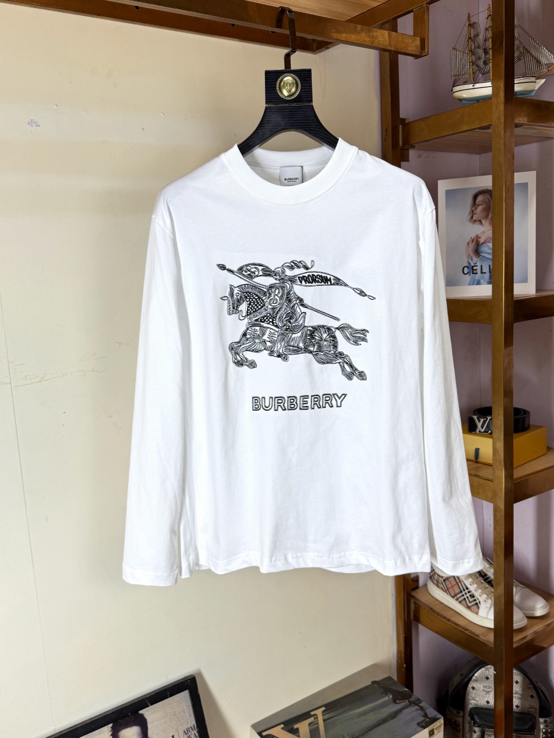 NO:622309,Burberry Made in Italy. Selected long-staple cotton yarn. 260g worsted high-count heavy-weight custom-woven fabric. High-temperature washing and shaping before cutting. The finished product is washed softly. Wearing feeling is skin-friendly and soft. Natural drape. Counter synchronization. Slightly dropped shoulders and loose version. Can be salty or sweet. Suitable for both men and women. Super versatile, original original standard ~ Size XS-XL. XS size shoulder width 48, bust 100, length 68, shoulder width 50  Bust 104 Length 70 Medium Shoulder 52 Bust 108 Length 72 L Shoulder 54 Bust 112 Length 74 XL Shoulder 56 Bust 116 Length 76,,burberry,burberry,alexander wang19860909Burberry 巴宝莉 意大利制造 甄选长绒棉纱 260g精纺高支重磅定织面料 裁前高温洗水定型 成品再洗柔 穿着感受亲肤棉柔 垂感自然 专柜同步 微落肩宽松版型 可盐可甜 男女皆宜 超百搭,原版原标～ 尺码 XS-XL. XS码肩宽48 胸围100 衣长68 S码肩宽50 胸围104 衣长70 M码肩宽52 胸围108 衣长72 L码肩宽54 胸围112 衣长74 XL码肩宽56 胸围116 衣长76,,burberry,burberry,alexander wang,Men's clothing