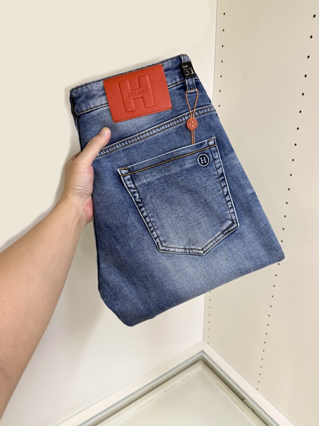 NO:622314,Hermes Hermes' hottest new products are coming. New products are available at counters. The physical store has the best jeans counters with original 1:1 quality products, suitable for all ages. The highest version of European imported fabrics on the market. Comfortable, soft and skin-friendly, the upper body effect is super fashionable and versatile, straight and stylish, a wardrobe must-have!  Suitable for any occasion, sizes 30-38,,hermes,hermes,jeans,alexander wang19860909Hermes 爱马仕 爆款来袭 新款新品 专柜有售 实体店已极品牛仔裤专柜原版1:1好货,适合各个年龄段.市场最高版本的欧洲进口面料.舒适柔软亲肤,上身效果超级棒时尚百搭,笔挺有型,衣橱必备！适合任何场合穿着 尺码30-38,,hermes,hermes,jeans,alexander wang,Men's clothing