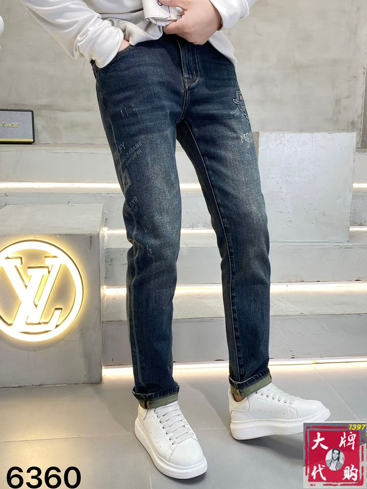 NO:684655,Fendi Fendi men's jeans original factory original fabric original wash water!  Imported original washed elastic fabric, complicated handicraft superposition, any washing process will turn into a completely different color effect if you stay for a few seconds longer, so it is more precious, especially durable and taste-resistant... Use the best elastic texture of tannin, genuine leather labels, high-end metal accessories... to create a unique and original jeans style!  Original hardware accessories, super correct fit, comfortable and breathable, extremely high grade, counter quality, handsome upper body. Size 29-38,, fendi, fendi, jeans,19860909Fendi 芬迪 男士牛仔裤原厂原布原洗水！进口原版水洗弹力面料,复杂的手工艺叠加,任何一个洗水环节多停留几秒都会变成完全不一样的颜色效果,所以越加珍贵,特别持久、耐味…… 选用上乘的丹宁弹力质感,真皮皮牌、高定的金属辅料……打造出独特及原创的牛仔裤款型！原版五金辅料,版型超正,舒适透气,档次极高,专柜品质,上身帅气十足.码数29-38,,fendi,fendi,jeans,,Men's clothing