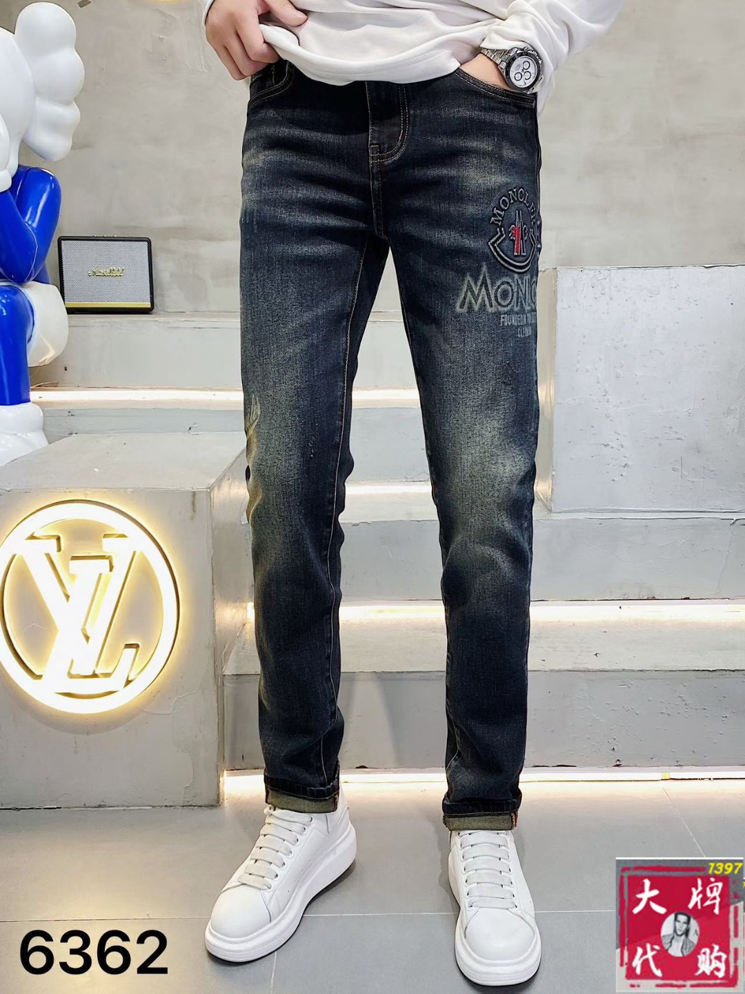 NO:656588,Moncler men's jeans with original factory original fabric and original wash water!  Imported original washed elastic fabric, complicated handicraft superposition, any washing process will turn into a completely different color effect if you stay for a few seconds longer, so it is more precious, especially durable and taste-resistant... Use the best elastic texture of tannin, genuine leather labels, high-end metal accessories... to create a unique and original jeans style!  Original hardware accessories, super correct fit, comfortable and breathable, extremely high grade, counter quality, handsome upper body. Size 29-38, Moncler, jeans, alexander wang19860909Moncler 蒙口 男士牛仔裤原厂原布原洗水！进口原版水洗弹力面料,复杂的手工艺叠加,任何一个洗水环节多停留几秒都会变成完全不一样的颜色效果,所以越加珍贵,特别持久、耐味…… 选用上乘的丹宁弹力质感,真皮皮牌、高定的金属辅料……打造出独特及原创的牛仔裤款型！原版五金辅料,版型超正,舒适透气,档次极高,专柜品质,上身帅气十足.码数29-38,,Moncler,jeans,alexander wang,Men's clothing