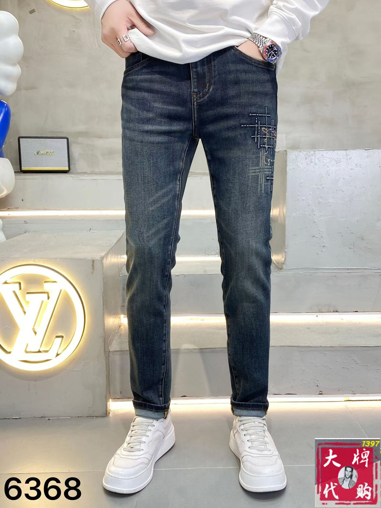 NO:656593,Burberry men's jeans original factory original fabric original wash water!  Imported original washed elastic fabric, complicated handicraft superposition, any washing process will turn into a completely different color effect if you stay for a few seconds longer, so it is more precious, especially durable and taste-resistant... Use the best elastic texture of tannin, genuine leather labels, high-end metal accessories... to create a unique and original jeans style!  Original hardware accessories, super correct fit, comfortable and breathable, extremely high grade, counter quality, handsome upper body. Size 29-38,,burberry,burberry,jeans,alexander wang19860909Burberry 巴宝莉 男士牛仔裤原厂原布原洗水！进口原版水洗弹力面料,复杂的手工艺叠加,任何一个洗水环节多停留几秒都会变成完全不一样的颜色效果,所以越加珍贵,特别持久、耐味…… 选用上乘的丹宁弹力质感,真皮皮牌、高定的金属辅料……打造出独特及原创的牛仔裤款型！原版五金辅料,版型超正,舒适透气,档次极高,专柜品质,上身帅气十足.码数29-38,,burberry,burberry,jeans,alexander wang,Men's clothing