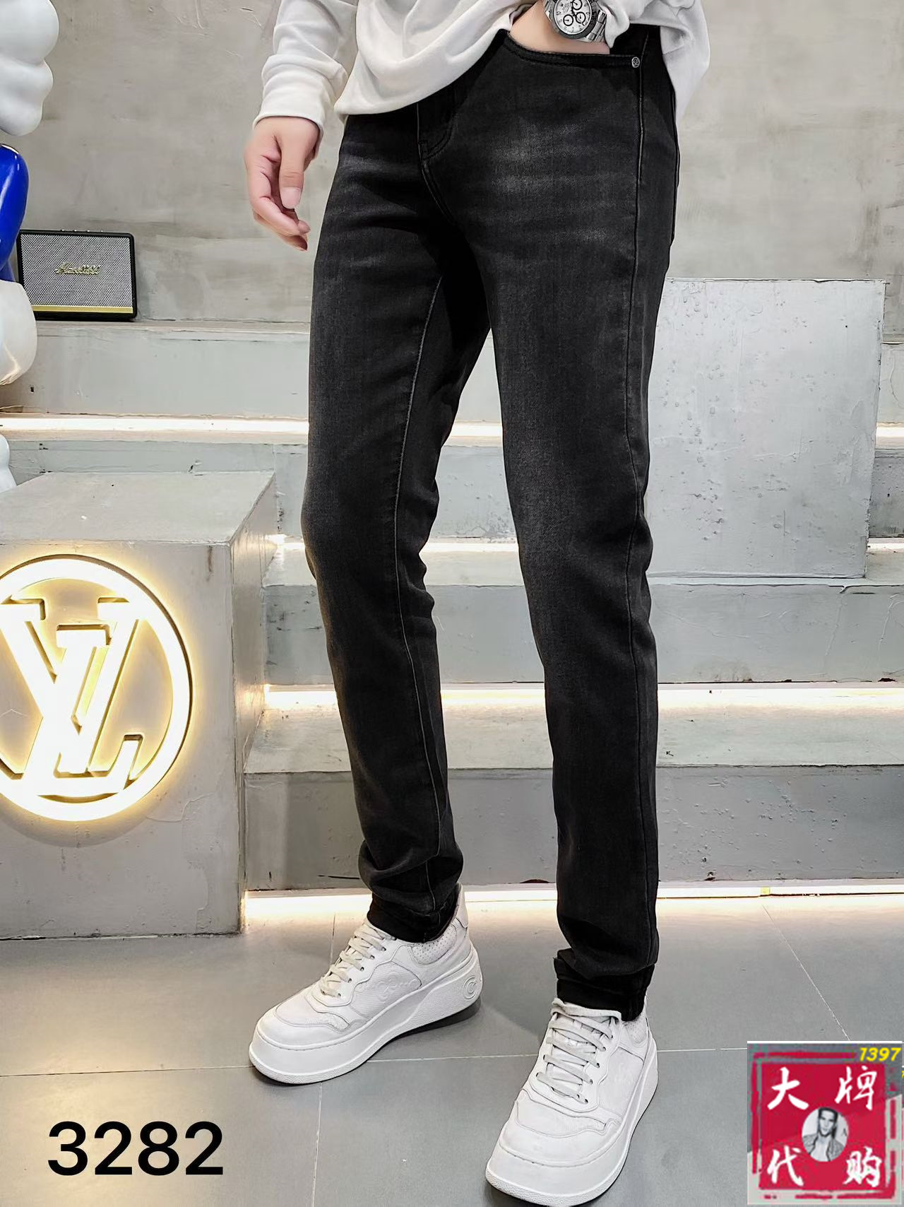 NO:656598,Loewe men's jeans original factory original fabric original wash water!  Imported original washed elastic fabric, complicated handicraft superposition, any washing process will turn into a completely different color effect if you stay for a few seconds longer, so it is more precious, especially durable and taste-resistant... Use the best elastic texture of tannin, genuine leather labels, high-end metal accessories... to create a unique and original jeans style!  Original hardware accessories, super correct fit, comfortable and breathable, extremely high grade, counter quality, handsome upper body. Size 29-38,,loewe,loewe,jeans,alexander wang19860909Loewe 罗意威 男士牛仔裤原厂原布原洗水！进口原版水洗弹力面料,复杂的手工艺叠加,任何一个洗水环节多停留几秒都会变成完全不一样的颜色效果,所以越加珍贵,特别持久、耐味…… 选用上乘的丹宁弹力质感,真皮皮牌、高定的金属辅料……打造出独特及原创的牛仔裤款型！原版五金辅料,版型超正,舒适透气,档次极高,专柜品质,上身帅气十足.码数29-38,,loewe,loewe,jeans,alexander wang,Men's clothing