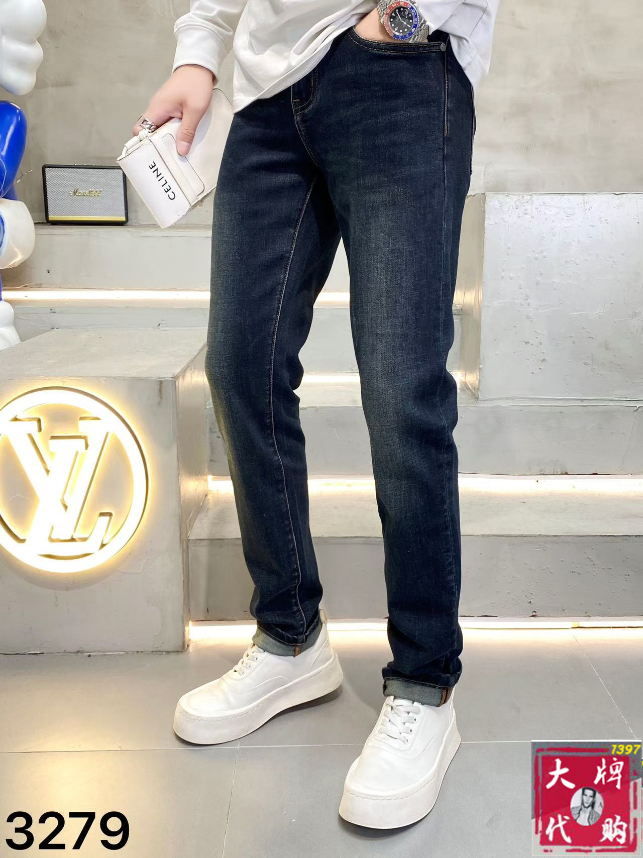 NO:656603,Moncler men's jeans with original factory original fabric and original wash water!  Imported original washed elastic fabric, complicated handicraft superposition, any washing process will turn into a completely different color effect if you stay for a few seconds longer, so it is more precious, especially durable and taste-resistant... Use the best elastic texture of tannin, genuine leather labels, high-end metal accessories... to create a unique and original jeans style!  Original hardware accessories, super correct fit, comfortable and breathable, extremely high grade, counter quality, handsome upper body. Size 29-38, Moncler, jeans, alexander wang19860909Moncler 蒙口 男士牛仔裤原厂原布原洗水！进口原版水洗弹力面料,复杂的手工艺叠加,任何一个洗水环节多停留几秒都会变成完全不一样的颜色效果,所以越加珍贵,特别持久、耐味…… 选用上乘的丹宁弹力质感,真皮皮牌、高定的金属辅料……打造出独特及原创的牛仔裤款型！原版五金辅料,版型超正,舒适透气,档次极高,专柜品质,上身帅气十足.码数29-38,,Moncler,jeans,alexander wang,Men's clothing