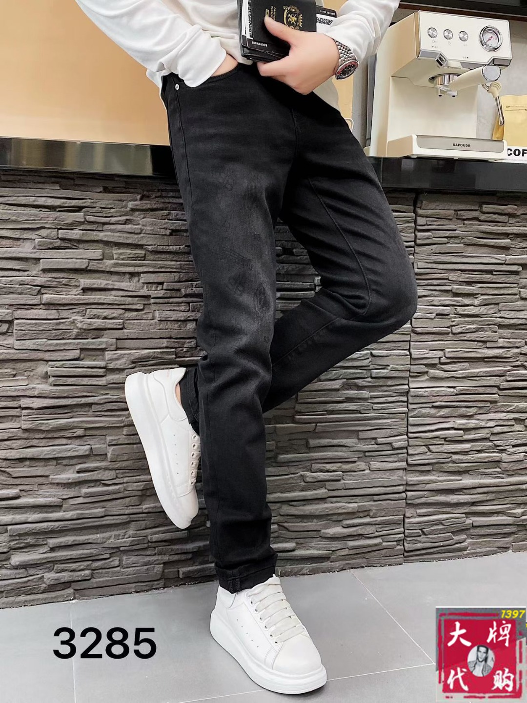 NO:656609,Balenciaga men's jeans original factory original fabric original wash!  Imported original washed elastic fabric, complicated handicraft superposition, any washing process will turn into a completely different color effect if you stay for a few seconds longer, so it is more precious, especially durable and taste-resistant... Use the best elastic texture of tannin, genuine leather labels, high-end metal accessories... to create a unique and original jeans style!  Original hardware accessories, super correct fit, comfortable and breathable, extremely high grade, counter quality, handsome upper body. Size 29-38,,balenciaga,balenciaga,jeans,alexander wang19860909balenciaga 巴黎世家 男士牛仔裤原厂原布原洗水！进口原版水洗弹力面料,复杂的手工艺叠加,任何一个洗水环节多停留几秒都会变成完全不一样的颜色效果,所以越加珍贵,特别持久、耐味…… 选用上乘的丹宁弹力质感,真皮皮牌、高定的金属辅料……打造出独特及原创的牛仔裤款型！原版五金辅料,版型超正,舒适透气,档次极高,专柜品质,上身帅气十足.码数29-38,,balenciaga,balenciaga,jeans,alexander wang,Men's clothing