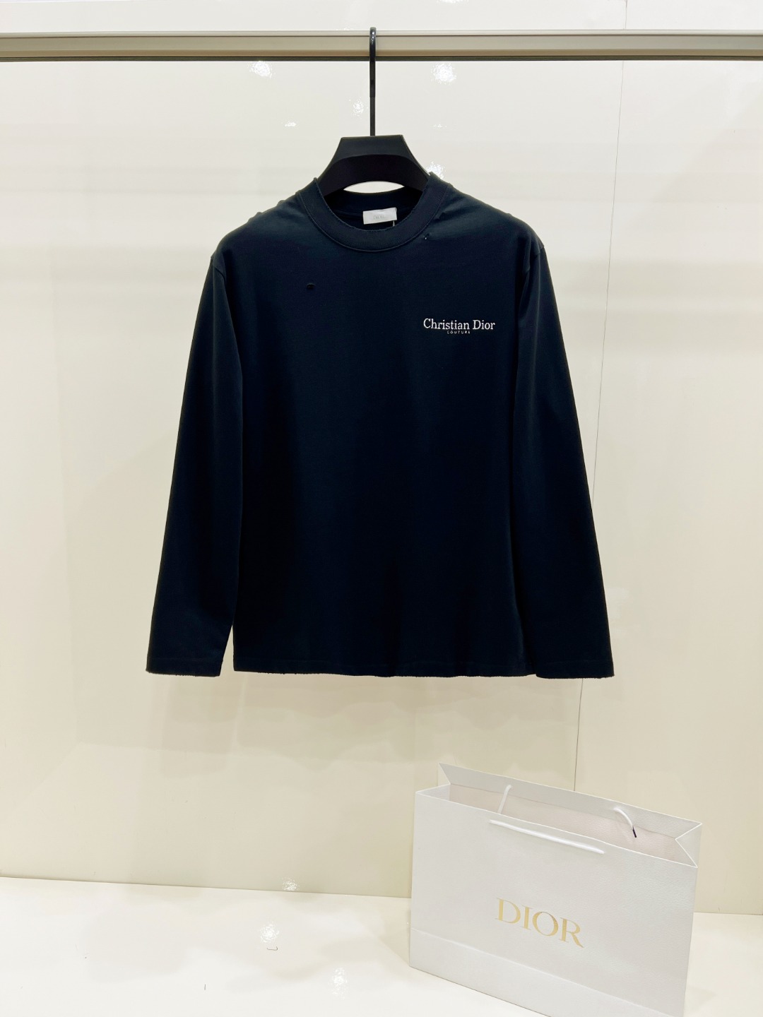 NO:684628,Dior/Dior classic round neck long-sleeved T-shirt, available in white and black. The fabric is made of high-quality pure cotton, soft and comfortable to the touch, loose and dropped shoulders, simple and elegant. Small logo print design on the chest, large letter print embellishment on the back, exquisite details. Complete three standards, exquisite workmanship. Outstanding upper body effect, versatile and fashionable. Suitable for daily wear, business casual, leisure sports and other occasions. Sizes XS-XL XS size shoulder width 48, bust 100, length 68  Size S, shoulder width 50, chest size 104, length 70, size M, shoulder width 52, chest size 108 length, 72 size L, shoulder width 54, size chest 112, length 74, size XL, width 56, chest size 116, length 76, dior, dior, tees, t-shirt,19860909Dior/迪奥 经典圆领长袖T恤,白色和黑色两款可选.面料采用优质纯棉,手感柔软舒适,版型宽松落肩,简约大气.胸前小logo印花设计,背后大字母印花点缀,细节精致.三标齐全,做工精湛. 上身效果出众,百搭时尚.适合日常穿搭、商务休闲、休闲运动等多种场合. 尺码 XS-XL XS码肩宽48 胸围100 衣长68 S码肩宽50 胸围104 衣长70 M码肩宽52 胸围108 衣长72 L码肩宽54 胸围112 衣长74 XL码肩宽56 胸围116 衣长76,,dior,dior,tees，t-shirt,,Men's clothing