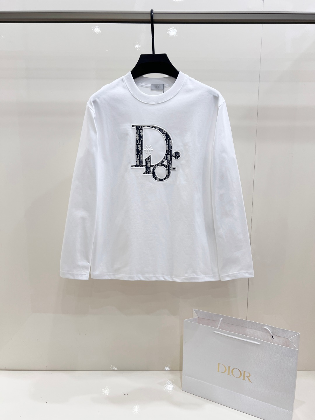 NO:626959,Dior/Dior classic round neck long-sleeved T-shirt, available in white and black. The fabric is made of high-quality pure cotton, soft and comfortable to the touch, loose and dropped shoulders, simple and elegant. Small logo print design on the chest, large letter print embellishment on the back, exquisite details. Complete three standards, exquisite workmanship. Outstanding upper body effect, versatile and fashionable. Suitable for daily wear, business casual, leisure sports and other occasions. Sizes XS-XL XS size shoulder width 48, bust 100, length 68  Size S, shoulder width 50, chest size 104, length 70, size M, shoulder width 52, chest size 108 length, 72 size L, shoulder width 54, chest size 112 length, 74 size, XL size, shoulder width 56, chest size 116, length 76, dior, dior, tees, t-shirt, alexander wang19860909Dior/迪奥 经典圆领长袖T恤,白色和黑色两款可选.面料采用优质纯棉,手感柔软舒适,版型宽松落肩,简约大气.胸前小logo印花设计,背后大字母印花点缀,细节精致.三标齐全,做工精湛. 上身效果出众,百搭时尚.适合日常穿搭、商务休闲、休闲运动等多种场合. 尺码 XS-XL XS码肩宽48 胸围100 衣长68 S码肩宽50 胸围104 衣长70 M码肩宽52 胸围108 衣长72 L码肩宽54 胸围112 衣长74 XL码肩宽56 胸围116 衣长76,,dior,dior,tees，t-shirt,alexander wang,Men's clothing