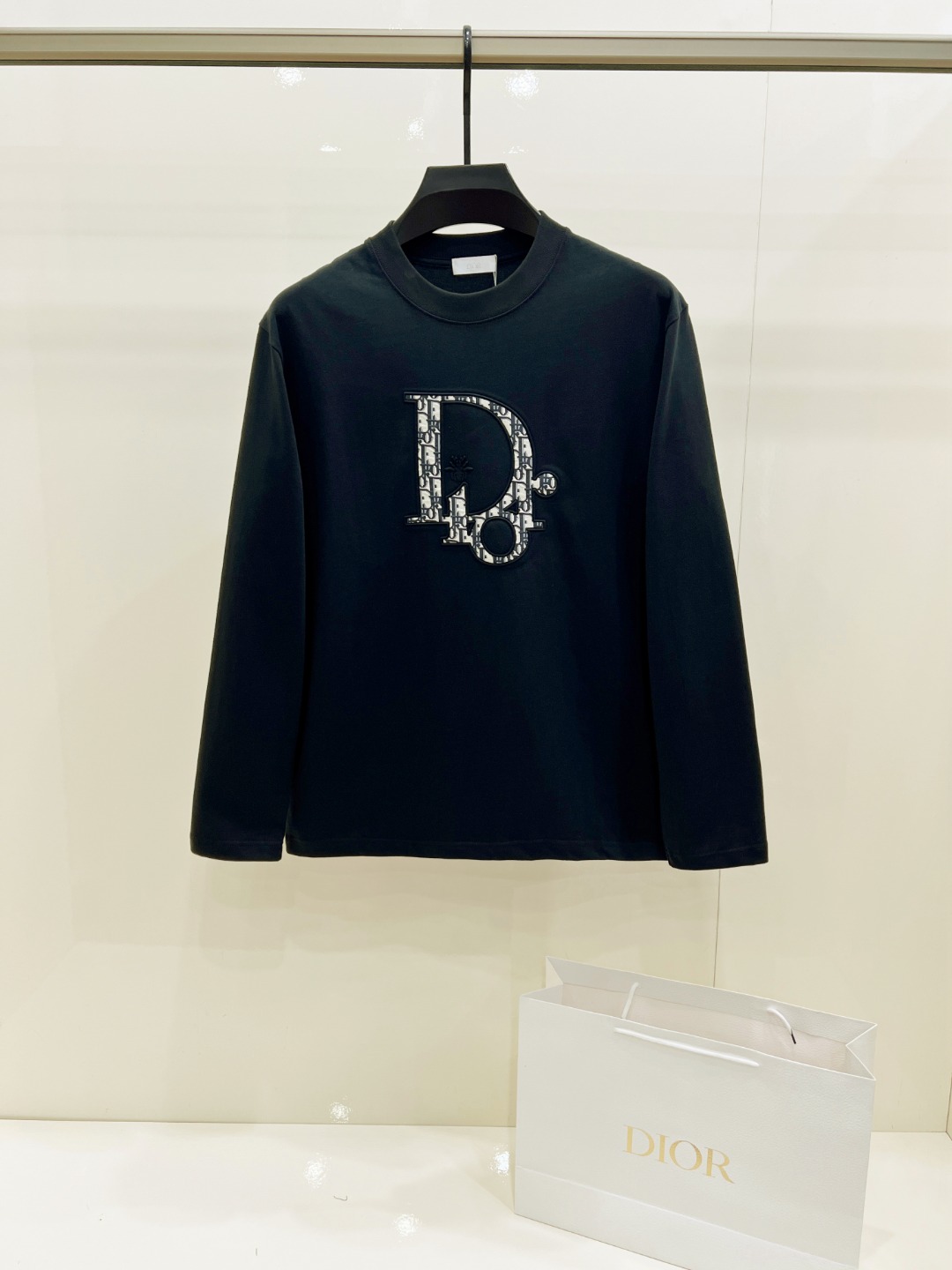 NO:684637,Dior/Dior classic round neck long-sleeved T-shirt, available in white and black. The fabric is made of high-quality pure cotton, soft and comfortable to the touch, loose and dropped shoulders, simple and elegant. Small logo print design on the chest, large letter print embellishment on the back, exquisite details. Complete three standards, exquisite workmanship. Outstanding upper body effect, versatile and fashionable. Suitable for daily wear, business casual, leisure sports and other occasions. Sizes XS-XL XS size shoulder width 48, bust 100, length 68  Size S, shoulder width 50, chest size 104, length 70, size M, shoulder width 52, chest size 108 length, 72 size L, shoulder width 54, size chest 112, length 74, size XL, width 56, chest size 116, length 76, dior, dior, tees, t-shirt,19860909Dior/迪奥 经典圆领长袖T恤,白色和黑色两款可选.面料采用优质纯棉,手感柔软舒适,版型宽松落肩,简约大气.胸前小logo印花设计,背后大字母印花点缀,细节精致.三标齐全,做工精湛. 上身效果出众,百搭时尚.适合日常穿搭、商务休闲、休闲运动等多种场合. 尺码 XS-XL XS码肩宽48 胸围100 衣长68 S码肩宽50 胸围104 衣长70 M码肩宽52 胸围108 衣长72 L码肩宽54 胸围112 衣长74 XL码肩宽56 胸围116 衣长76,,dior,dior,tees，t-shirt,,Men's clothing