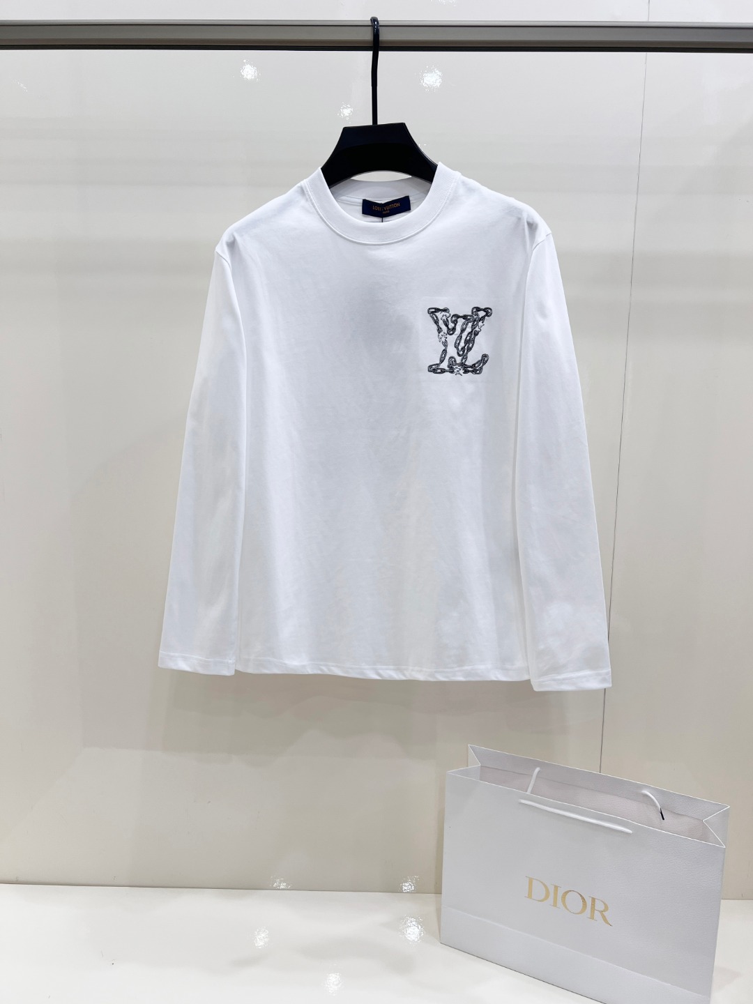 NO:626967,LV Louis Vuitton classic round neck long-sleeved T-shirt, available in white and black. The fabric is made of high-quality pure cotton, soft and comfortable to the touch, loose and dropped shoulders, simple and elegant. Small logo print design on the chest, large letter print embellishment on the back, exquisite details. Complete three standards, exquisite workmanship. Outstanding upper body effect, versatile and fashionable. Suitable for daily wear, business casual, leisure sports and other occasions. Sizes XS-XL XS shoulder width 48, bust 100, length 68  Size S, shoulder width 50, chest size 104, length 70, size M, shoulder width 52, chest size 108 length, 72 size L, shoulder width 54, chest size 112 length, 74 size, XL size, shoulder width 56, chest size 116, length 76,,louis vuitton,louis vuitton,tees,t-shirt,alexander wang19860909LV 路易威登 经典圆领长袖T恤,白色和黑色两款可选.面料采用优质纯棉,手感柔软舒适,版型宽松落肩,简约大气.胸前小logo印花设计,背后大字母印花点缀,细节精致.三标齐全,做工精湛. 上身效果出众,百搭时尚.适合日常穿搭、商务休闲、休闲运动等多种场合. 尺码 XS-XL XS码肩宽48 胸围100 衣长68 S码肩宽50 胸围104 衣长70 M码肩宽52 胸围108 衣长72 L码肩宽54 胸围112 衣长74 XL码肩宽56 胸围116 衣长76,,louis vuitton,louis vuitton,tees，t-shirt,alexander wang,Men's clothing