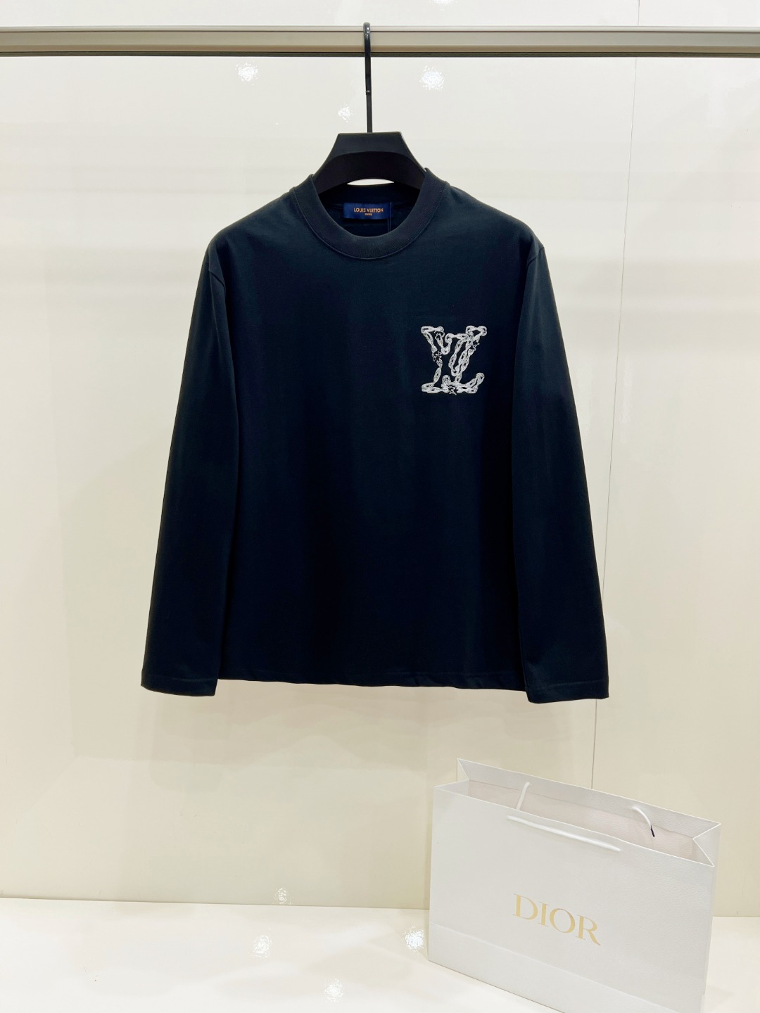 NO:684642,LV Louis Vuitton classic round neck long-sleeved T-shirt, available in white and black. The fabric is made of high-quality pure cotton, soft and comfortable to the touch, loose and dropped shoulders, simple and elegant. Small logo print design on the chest, large letter print embellishment on the back, exquisite details. Complete three standards, exquisite workmanship. Outstanding upper body effect, versatile and fashionable. Suitable for daily wear, business casual, leisure sports and other occasions. Sizes XS-XL XS shoulder width 48, bust 100, length 68  S size shoulder width 50, chest size 104 length 70 size M shoulder width 52 chest size 108 length 72 size L shoulder width 54 chest size 112 length 74 size19860909LV 路易威登 经典圆领长袖T恤,白色和黑色两款可选.面料采用优质纯棉,手感柔软舒适,版型宽松落肩,简约大气.胸前小logo印花设计,背后大字母印花点缀,细节精致.三标齐全,做工精湛. 上身效果出众,百搭时尚.适合日常穿搭、商务休闲、休闲运动等多种场合. 尺码 XS-XL XS码肩宽48 胸围100 衣长68 S码肩宽50 胸围104 衣长70 M码肩宽52 胸围108 衣长72 L码肩宽54 胸围112 衣长74 XL码肩宽56 胸围116 衣长76,,louis vuitton,louis vuitton,tees，t-shirt,,Men's clothing