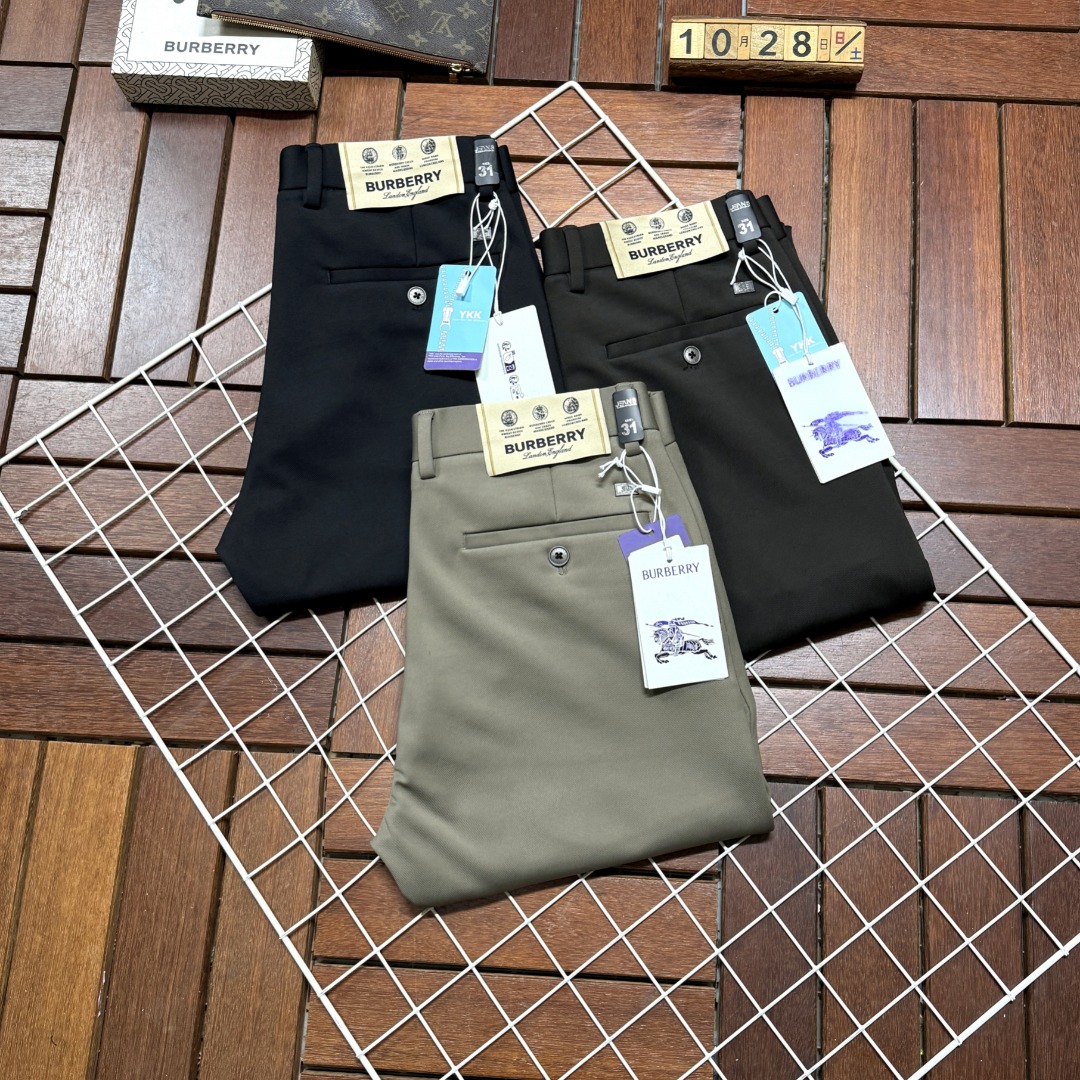 NO:609094,Burberry's premium casual pants counter in the hard-working physical store is an original 1:1 good product, suitable for all ages. The highest version of European imported fabrics on the market. Comfortable, soft and skin-friendly, the upper body effect is superb, fashionable and versatile, straight and stylish, a wardrobe must-have!  Suitable for any occasion, size 30-40,,burberry,burberry,alexander wang19860909Burberry 巴宝莉 辛苦实体店极品休闲裤专柜原版1:1好货,适合各个年龄段.市场最高版本的欧洲进口面料.舒适柔软亲肤,上身效果超级棒时尚百搭,笔挺有型,衣橱必备！适合任何场合穿着 尺码30-40,,burberry,burberry,alexander wang,Men's clothing