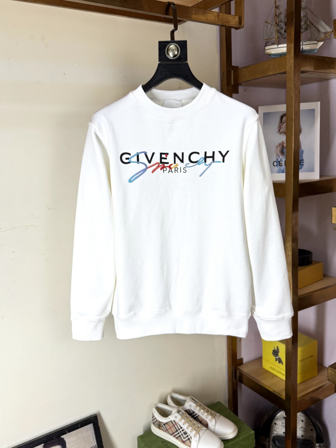 NO:681362,Givenchy crew neck sweatshirt, the latest and highest version with exquisite craftsmanship, the highest quality counter original pullover, top production technology imported fabrics, counter quality heavy embroidery design, imported high-end custom fabrics, imported silk threads with first-class feel!  The same styles for men and women are on sale on the official website!  Three complete standards, sizes S-XL,,givenchy,givenchy,hoodie,sweatshirts,19860909Givenchy 纪梵希 圆领卫衣 最新最顶级版本精美工艺,最顶级的品质专柜原单套头衫,顶级制作工艺进口面料,专柜品质重工刺绣设计,采用进口高端订制面料,进口丝线手感一流！男女同款官网在售！三标齐全 码数S-XL,,givenchy,givenchy,hoodie,sweatshirts,,Men's clothing
