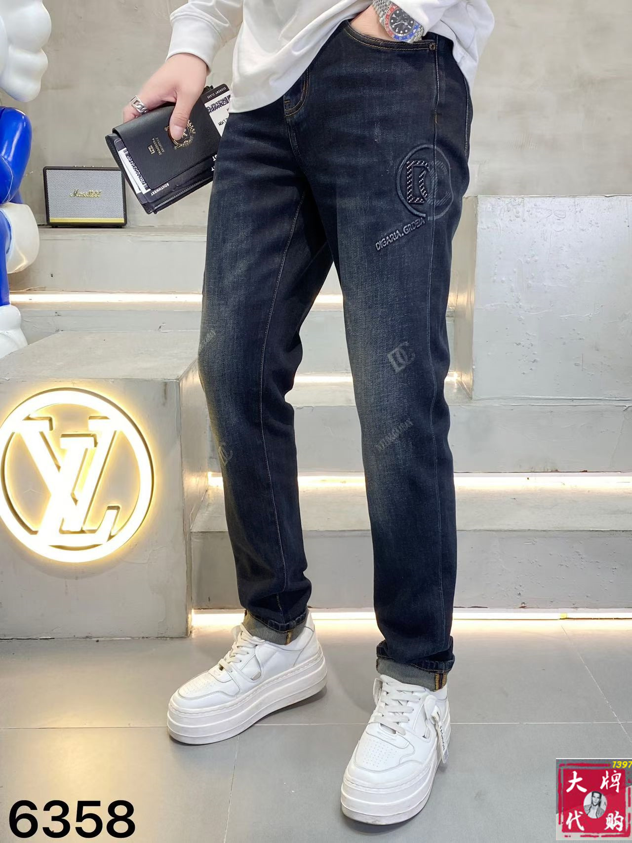 NO:681393,DG Dolce & Gabbana highly recommends high-end European products, the latest counter series for autumn and winter, high-end customized slim fit jeans, the latest fashion week catwalk models, perfect hardware decoration, overweight craft design, fashion essentials, simple and versatile style, pure hand embroidery and sewing, original color yeast washing process, selected heavy denim denim fabric (pure cotton) three-dimensional tailoring, perfect details, the best product!  (Micro stretch) Size 29-38,,Dolce&Gabbana,jeans,19860909DG 杜嘉班纳 重磅推荐高端欧货 秋冬最新专柜系列 高端订制修身小脚牛仔裤 最新时装周走秀款 完美五金装饰 超重工艺设计 时尚必备品 简约百搭款 纯手工刺绣缝制 原色酵母水洗工艺 精选重磅丹宁牛仔面料（纯棉）立体剪裁 完美细节 巅峰佳品！（微弹力）尺码29-38,,Dolce&Gabbana,jeans,,Men's clothing