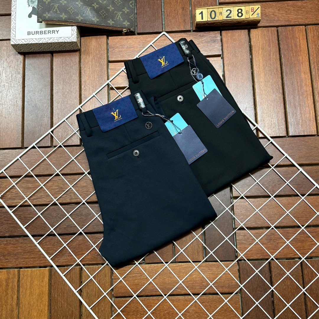 NO:609060,LV Louis Vuitton's hard-working physical store's top-quality casual pants counter is an original 1:1 good product, suitable for all ages. The highest version of European imported fabrics on the market. Comfortable, soft and skin-friendly, the upper body effect is super fashionable and versatile, straight and stylish, a wardrobe must-have!  Suitable for any occasion, sizes 30-40,,louis vuitton,louis vuitton,alexander wang19860909LV路易威登 辛苦实体店极品休闲裤专柜原版1:1好货,适合各个年龄段.市场最高版本的欧洲进口面料.舒适柔软亲肤,上身效果超级棒时尚百搭,笔挺有型,衣橱必备！适合任何场合穿着 尺码30-40,,louis vuitton,louis vuitton,alexander wang,Men's clothing