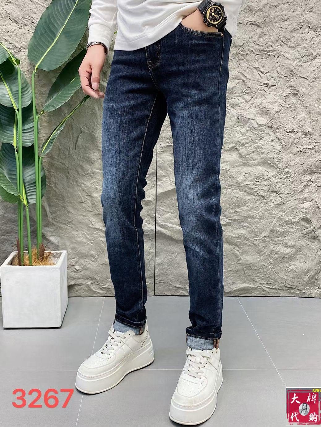 NO:622294,Gucci Gucci men's jeans original factory original fabric original wash water!  Imported original washed elastic fabric, complicated handicraft superposition, any washing process will turn into a completely different color effect if you stay for a few seconds longer, so it is more precious, especially durable and taste-resistant... Use the best elastic texture of tannin, genuine leather labels, high-end metal accessories... to create a unique and original jeans style!  Original hardware accessories, super correct fit, comfortable and breathable, extremely high grade, counter quality, handsome upper body. Size 29-38,,gucci,jeans,alexander wang19860909Gucci 古奇 男士牛仔裤原厂原布原洗水！进口原版水洗弹力面料,复杂的手工艺叠加,任何一个洗水环节多停留几秒都会变成完全不一样的颜色效果,所以越加珍贵,特别持久、耐味…… 选用上乘的丹宁弹力质感,真皮皮牌、高定的金属辅料……打造出独特及原创的牛仔裤款型！原版五金辅料,版型超正,舒适透气,档次极高,专柜品质,上身帅气十足. 码数29-38,,gucci,jeans,alexander wang,Men's clothing