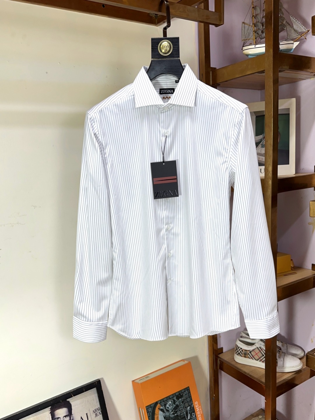 NO:743702,Zegna's official website synchronizes the original original label and is in stock for a long time. Top-notch business original long-sleeved shirts, advanced customization and versatile styles. Anyone can easily control it. The fabric is fully customized. The latest logo design of the luxury classic brand on the chest is very classy and a must-have for those who know the goods!  The tailoring is slim-fitting, very refined, shows off aura, and highlights the sophistication of business men. This is unique, it has just the right amount of slim fit, and the upper body effect is great!  Size M-3XL,,zegna,shirts,19860909Zegna 杰尼亚 官网同步原版原标长期有货 顶级商务原单长袖衬衫高级定制百搭款式 任何人都可以轻松驾驭 面料全订制工艺 胸前奢华经典品牌最新logo设计,非常显档次懂货的必须入！版型剪裁属于修身款 非常精致,显气场,又会凸显商务男士的精致,这就是独到之处,恰到好处的修身,上身效果非常赞！尺码M-3XL,,zegna,shirts,,Men's clothing