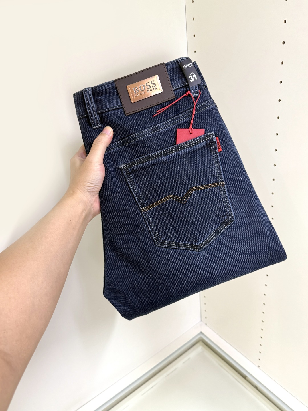 NO:622350,BOSS's hottest new products are coming. New products are available at counters. The best jeans counters in physical stores have original 1:1 quality products, suitable for all ages. The highest version of European imported fabrics on the market. Comfortable, soft and skin-friendly, with super upper body effects. Fashionable and versatile, straight and stylish, a wardrobe must-have!  Suitable for any occasion, sizes 30-38,,jeans,alexander wang19860909BOSS波士 爆款来袭 新款新品 专柜有售 实体店已极品牛仔裤专柜原版1:1好货,适合各个年龄段.市场最高版本的欧洲进口面料.舒适柔软亲肤,上身效果超级棒时尚百搭,笔挺有型,衣橱必备！适合任何场合穿着 尺码30-38,,jeans,alexander wang,Men's clothing