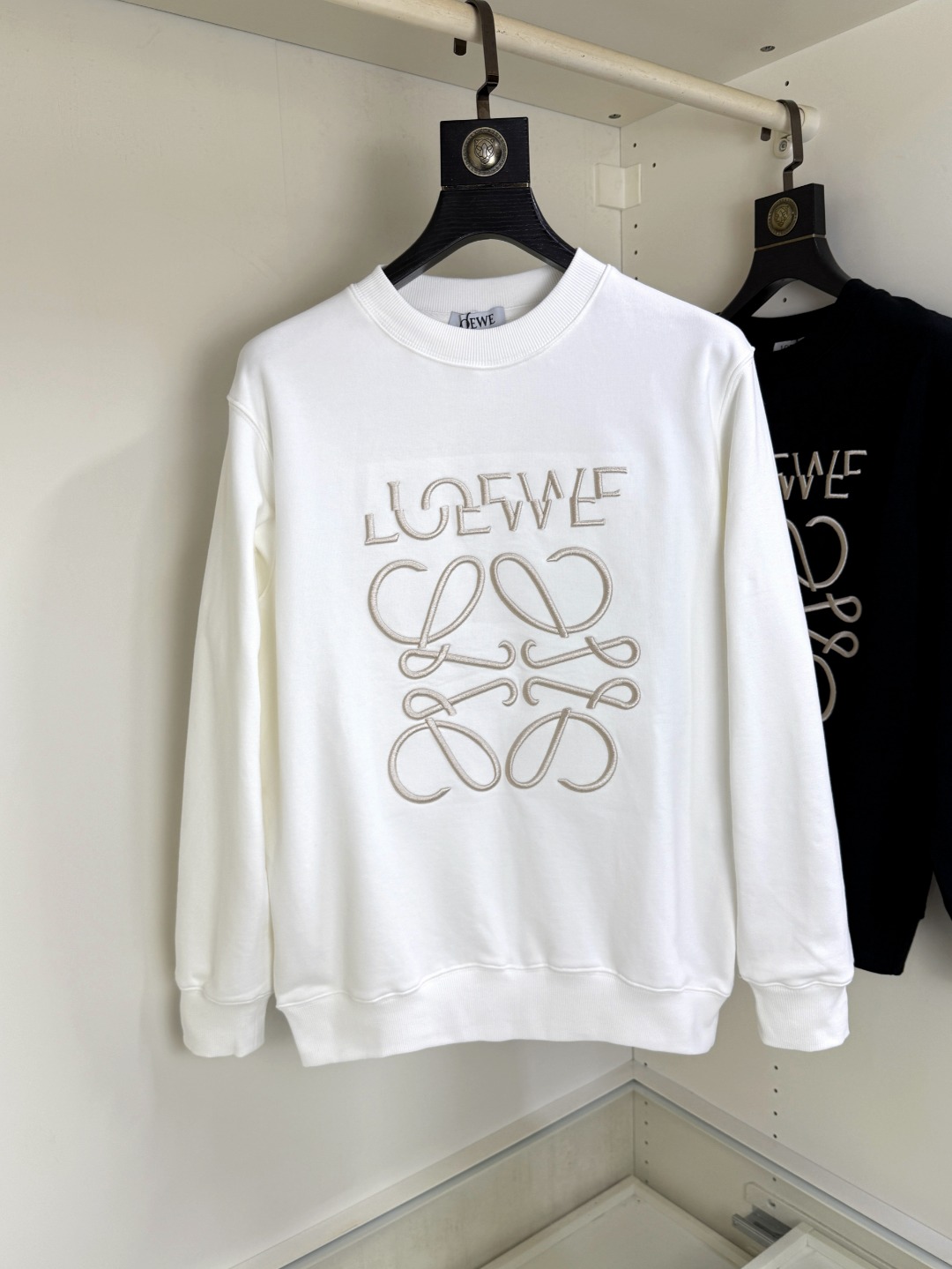 NO:756643,Loewe Loewe round neck sweatshirt, the latest and highest version with exquisite craftsmanship, the highest quality counter original pullover, top production technology imported fabrics, counter quality heavy embroidery design, imported high-end custom fabrics, imported silk threads with first-class feel!  The same styles for men and women are on sale on the official website!  Three complete standards, sizes S-XL,,loewe,loewe,hoodie,sweatshirts,19860909Loewe 罗意威 圆领卫衣 最新最顶级版本精美工艺,最顶级的品质专柜原单套头衫,顶级制作工艺进口面料,专柜品质重工刺绣设计,采用进口高端订制面料,进口丝线手感一流！男女同款官网在售！三标齐全 码数S-XL,,loewe,loewe,hoodie,sweatshirts,,Men's clothing