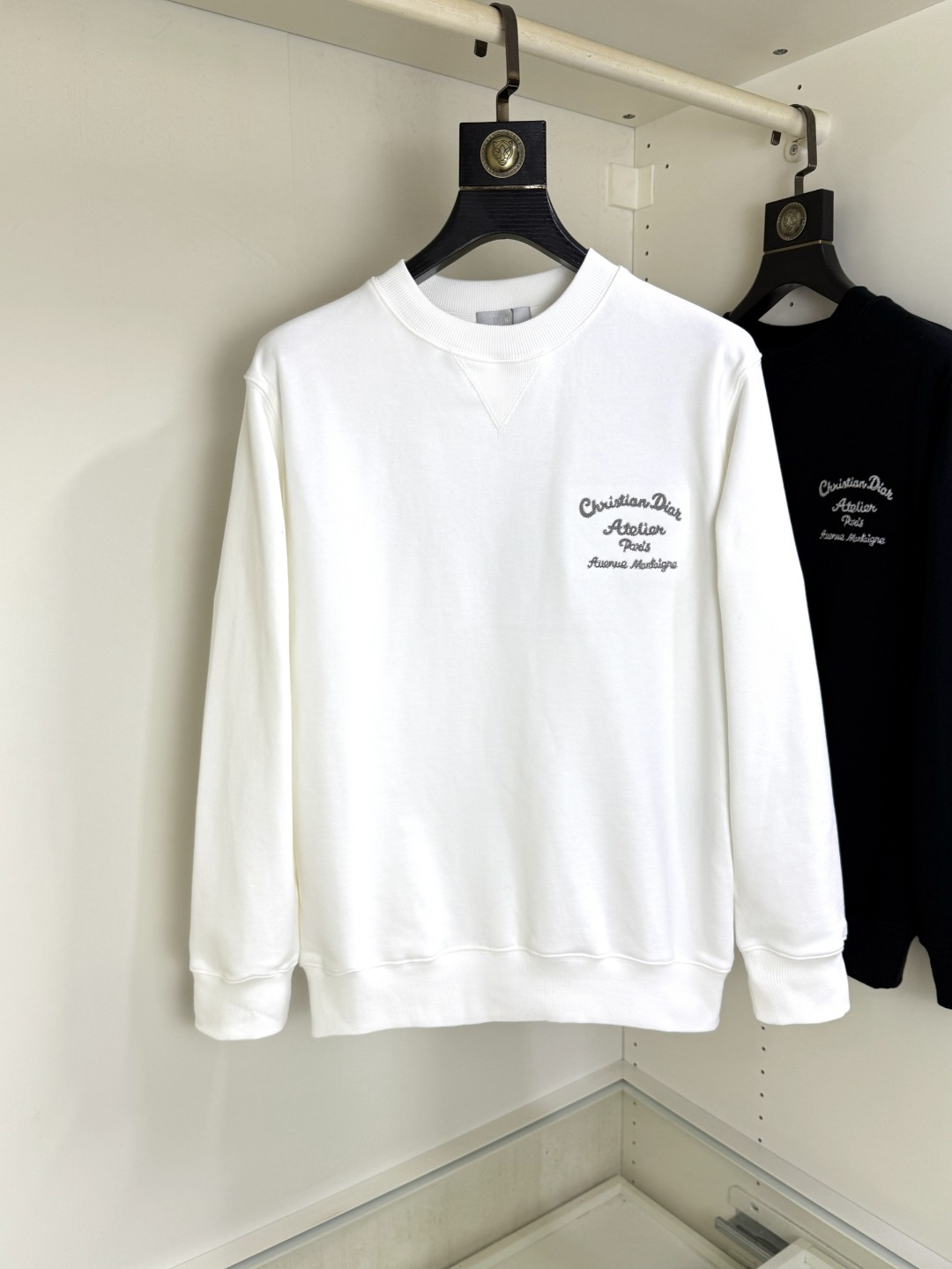 NO:681483,DIOR Dior round neck sweatshirt, the latest and highest version, exquisite craftsmanship, the highest quality counter original pullover, top production technology imported fabrics, counter quality heavy embroidery design, imported high-end custom fabrics, imported silk threads with first-class feel!  The same styles for men and women are on sale on the official website!  Three complete standards, sizes S-XL, dior, dior, hoodie, sweatshirts,19860909DIOR 迪奥 圆领卫衣 最新最顶级版本精美工艺,最顶级的品质专柜原单套头衫,顶级制作工艺进口面料,专柜品质重工刺绣设计,采用进口高端订制面料,进口丝线手感一流！男女同款官网在售！三标齐全 码数S-XL,,dior,dior,hoodie,sweatshirts,,Men's clothing