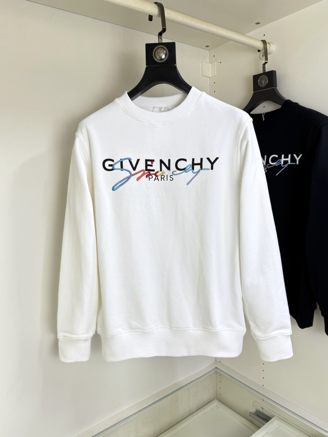 NO:609050,Givenchy crew neck sweatshirt, the latest and highest version with exquisite craftsmanship, the highest quality counter original pullover, top production technology imported fabrics, counter quality heavy embroidery design, imported high-end custom fabrics, imported silk threads with first-class feel!  The same styles for men and women are on sale on the official website!  Three complete standards, sizes S-XL,,givenchy,givenchy,hoodie,sweatshirts,alexander wang19860909Givenchy 纪梵希 圆领卫衣 最新最顶级版本精美工艺,最顶级的品质专柜原单套头衫,顶级制作工艺进口面料,专柜品质重工刺绣设计,采用进口高端订制面料,进口丝线手感一流！男女同款官网在售！三标齐全 码数S-XL,,givenchy,givenchy,hoodie,sweatshirts,alexander wang,Men's clothing