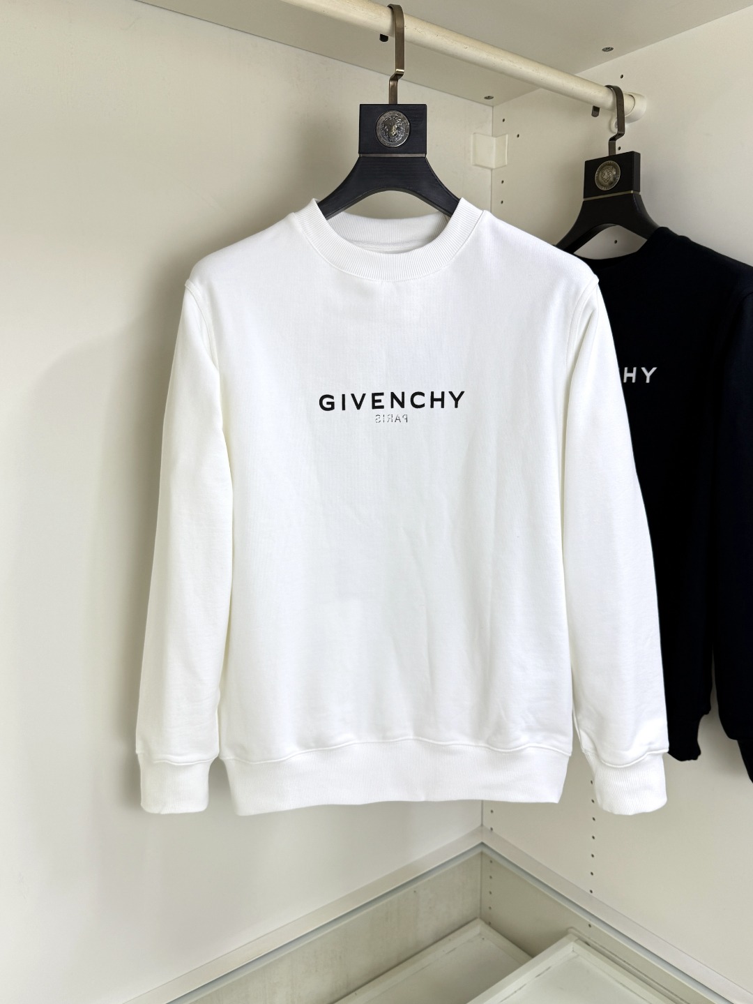 NO:609064,Givenchy crew neck sweatshirt, the latest and highest version with exquisite craftsmanship, the highest quality counter original pullover, top production technology imported fabrics, counter quality heavy embroidery design, imported high-end custom fabrics, imported silk threads with first-class feel!  The same styles for men and women are on sale on the official website!  Three complete standards, sizes S-XL,,givenchy,givenchy,hoodie,sweatshirts,alexander wang19860909Givenchy 纪梵希 圆领卫衣 最新最顶级版本精美工艺,最顶级的品质专柜原单套头衫,顶级制作工艺进口面料,专柜品质重工刺绣设计,采用进口高端订制面料,进口丝线手感一流！男女同款官网在售！三标齐全 码数S-XL,,givenchy,givenchy,hoodie,sweatshirts,alexander wang,Men's clothing