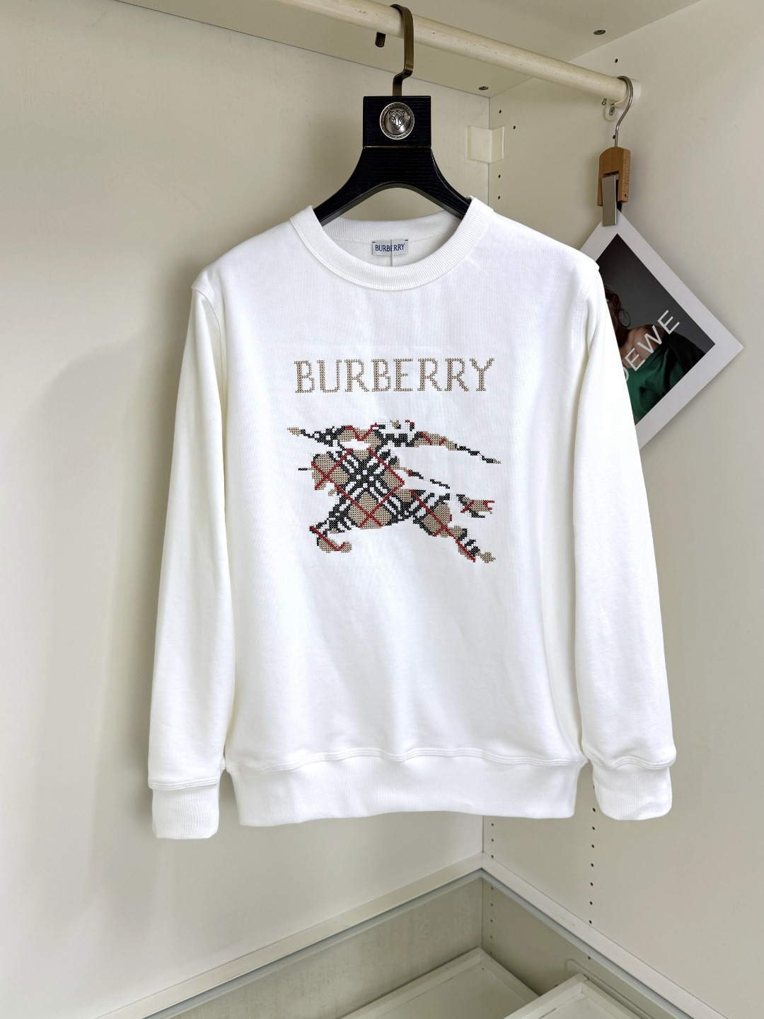 NO:609059,Burberry round neck sweatshirt, the latest and top version with exquisite craftsmanship, top quality counter original pullover, top production technology imported fabrics, counter quality heavy embroidery design, imported high-end custom fabrics, imported silk threads with first-class feel!  The same styles for men and women are on sale on the official website!  Three complete standards, sizes S-XL,,burberry,burberry,hoodie,sweatshirts,alexander wang19860909Burberry 巴宝莉 圆领卫衣 最新最顶级版本精美工艺,最顶级的品质专柜原单套头衫,顶级制作工艺进口面料,专柜品质重工刺绣设计,采用进口高端订制面料,进口丝线手感一流！男女同款官网在售！三标齐全 码数S-XL,,burberry,burberry,hoodie,sweatshirts,alexander wang,Men's clothing