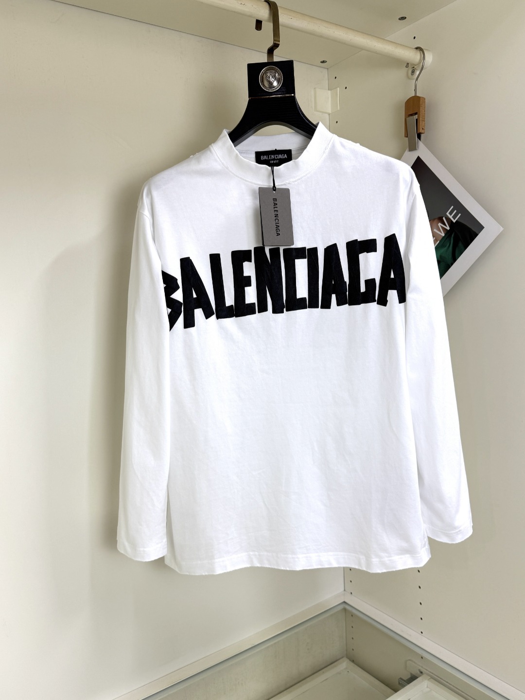 NO:773535,Balenciaga round neck, the latest and highest version with exquisite craftsmanship, the highest quality counter original pullover, top production technology imported fabrics, counter quality heavy embroidery design, imported high-end custom fabrics, imported silk threads with first-class feel!  The same styles for men and women are on sale on the official website!  Three complete standards, sizes S-XL,,balenciaga,balenciaga,19860909Balenciaga 巴黎世家 圆领圆领 最新最顶级版本精美工艺,最顶级的品质专柜原单套头衫,顶级制作工艺进口面料,专柜品质重工刺绣设计,采用进口高端订制面料,进口丝线手感一流！男女同款官网在售！三标齐全 码数S-XL,,balenciaga,balenciaga,,Men's clothing
