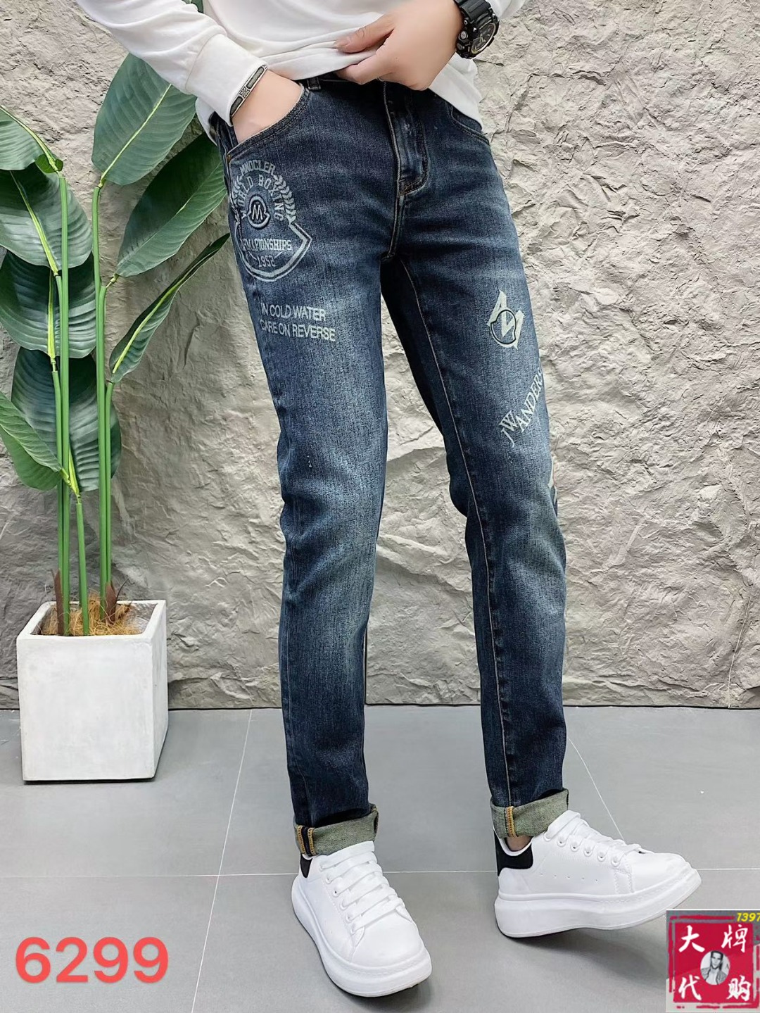 NO:648604,Moncler is a highly recommended high-end European product. The latest autumn and winter counter series. High-end customized slim fit jeans. The latest fashion week catwalk style. Perfect hardware decoration. Overweight craft design. Fashion essentials. Simple and versatile style. Pure hand embroidery and sewing. Original color yeast washing process. Selected heavyweight denim denim fabric (pure cotton) three-dimensional tailoring. Perfect details. Peak product!  (Micro stretch) Size 29-38,,Moncler,jeans,alexander wang19860909Moncler 蒙口 重磅推荐高端欧货 秋冬最新专柜系列 高端订制修身小脚牛仔裤 最新时装周走秀款 完美五金装饰 超重工艺设计 时尚必备品 简约百搭款 纯手工刺绣缝制 原色酵母水洗工艺 精选重磅丹宁牛仔面料（纯棉）立体剪裁 完美细节 巅峰佳品！（微弹力）尺码29-38,,Moncler,jeans,alexander wang,Men's clothing