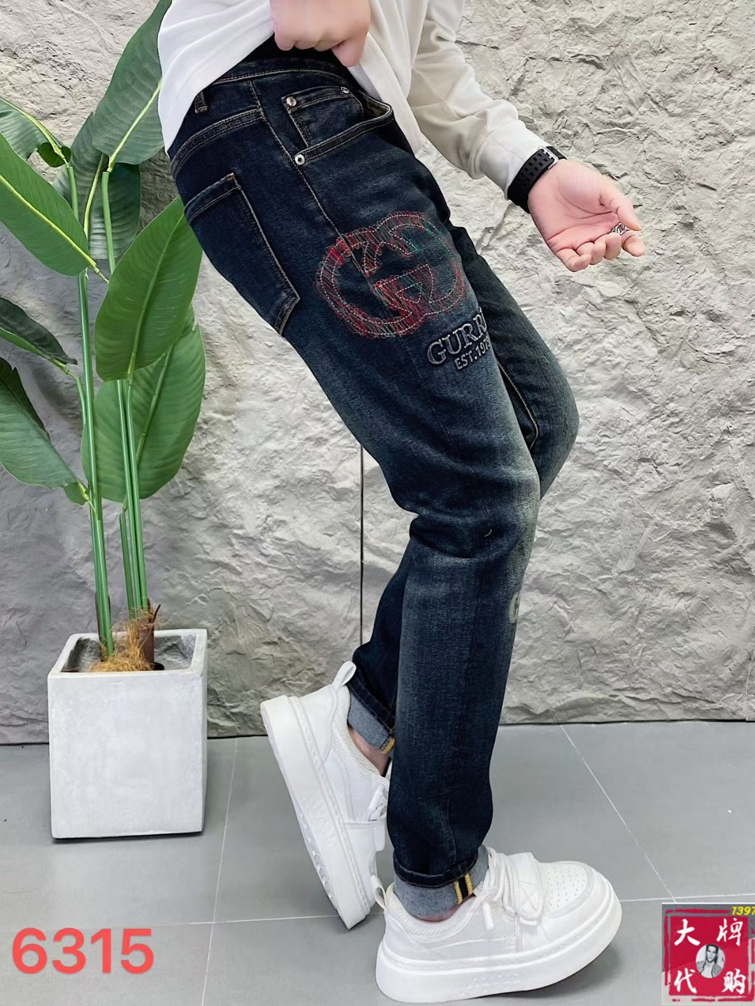 NO:597629,Gucci highly recommends high-end European products, the latest counter series for autumn and winter, high-end customized slim fit jeans, the latest fashion week catwalk style, perfect hardware decoration, overweight craft design, fashion essentials, simple and versatile style, pure hand embroidery and sewing, original color yeast washing process, selected heavy denim denim fabric (pure cotton) three-dimensional tailoring, perfect details, the best product!  (Micro stretch) Size 29-38,,gucci,jeans,alexander wang19860909Gucci 古奇 重磅推荐高端欧货 秋冬最新专柜系列 高端订制修身小脚牛仔裤 最新时装周走秀款 完美五金装饰 超重工艺设计 时尚必备品 简约百搭款 纯手工刺绣缝制 原色酵母水洗工艺 精选重磅丹宁牛仔面料（纯棉）立体剪裁 完美细节 巅峰佳品！（微弹力）尺码29-38,,gucci,jeans,alexander wang,Men's clothing