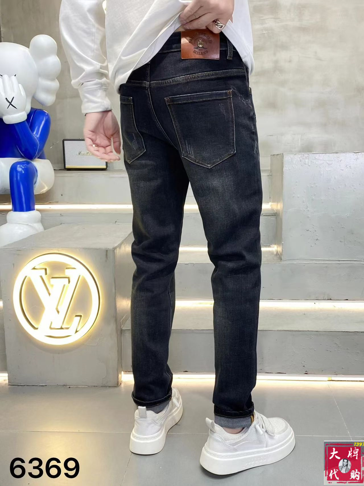 NO:597633,Valentino highly recommends high-end European products, the latest autumn and winter counter series, high-end customized slim fit jeans, the latest fashion week catwalk models, perfect hardware decoration, overweight craft design, fashion essentials, simple and versatile style, pure hand embroidery and sewing, original color yeast washing process, selected heavy denim denim fabric (pure cotton) three-dimensional tailoring, perfect details, the best product!  (Micro stretch) Size 29-38,,valentino,valentino,jeans,alexander wang19860909Valentino 华伦天奴 重磅推荐高端欧货 秋冬最新专柜系列 高端订制修身小脚牛仔裤 最新时装周走秀款 完美五金装饰 超重工艺设计 时尚必备品 简约百搭款 纯手工刺绣缝制 原色酵母水洗工艺 精选重磅丹宁牛仔面料（纯棉）立体剪裁 完美细节 巅峰佳品！（微弹力）尺码29-38,,valentino,valentino,jeans,alexander wang,Men's clothing