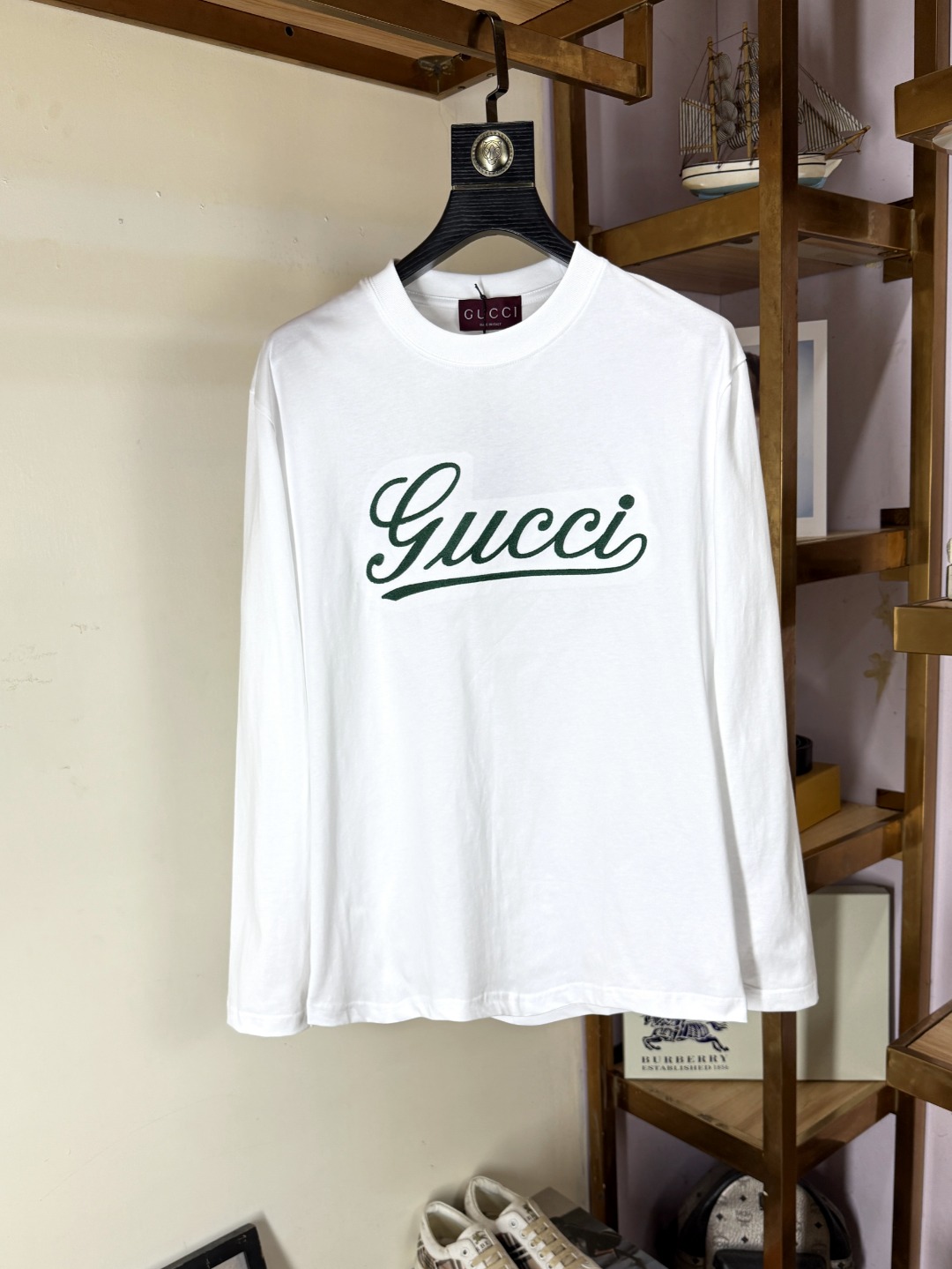 NO:656658,Gucci Made in Italy. Selected long-staple cotton yarn. 260g worsted high-count heavy-weight custom-woven fabric. High-temperature washing and shaping before cutting. The finished product is washed softly. Wearing feeling is skin-friendly and soft. Natural drape. Counter synchronization. Slightly dropped shoulders. Loose version. Can be salty or sweet. Suitable for both men and women. Super versatile, original original standard. Sizes XS-XL.  Bust 104 Length 70 Medium Shoulder 52 Bust 108 Length 72 L Shoulder 54 Bust 112 Length 74 XL Shoulder 56 Bust 116 Length 76,,gucci,alexander wang19860909Gucci 古奇 意大利制造 甄选长绒棉纱 260g精纺高支重磅定织面料 裁前高温洗水定型 成品再洗柔 穿着感受亲肤棉柔 垂感自然 专柜同步 微落肩宽松版型 可盐可甜 男女皆宜 超百搭,原版原标～ 尺码 XS-XL. XS码肩宽48 胸围100 衣长68 S码肩宽50 胸围104 衣长70 M码肩宽52 胸围108 衣长72 L码肩宽54 胸围112 衣长74 XL码肩宽56 胸围116 衣长76,,gucci,alexander wang,Men's clothing