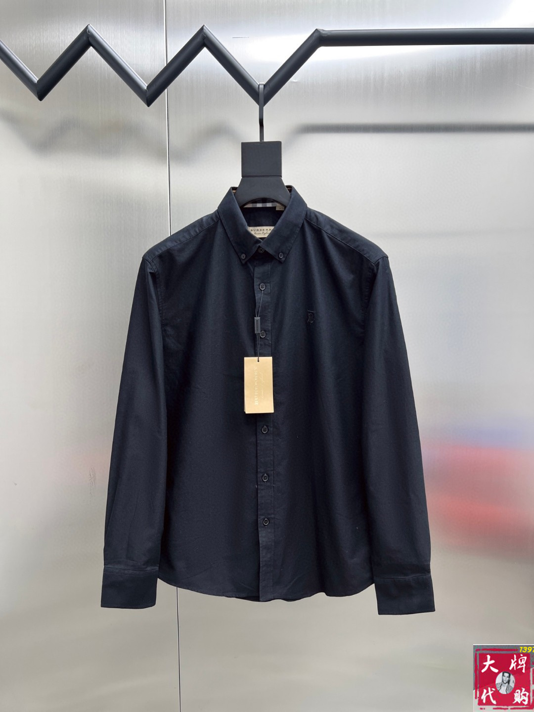 NO:648599,Burberry long-sleeved shirt. The official website of the shirt is simultaneously popular. Channel goods. High-end customization. The quality can withstand any form of inspection, giving you a unique upper body experience!  All have gone through a strict selection process, customized original accessories, fashionable and versatile. The upper body is elegant and handsome, full of personality, and has a brand new visual sense. High version size M~3XL,, burberry, burberry, shirts, alexander wang19860909巴宝莉 Burberry长袖 衬衫 衬衣官网同步爆款 渠道货 高端定制 品质经得起任何形式检验,赋予你与众不同的上身体验！均经过严格的挑选工序,定制原版辅料,时尚百搭潮 上身优雅帅气, 个性十足,焕然一新的即视感 高版本 码数M~3XL,,burberry,burberry,shirts,alexander wang,Men's clothing