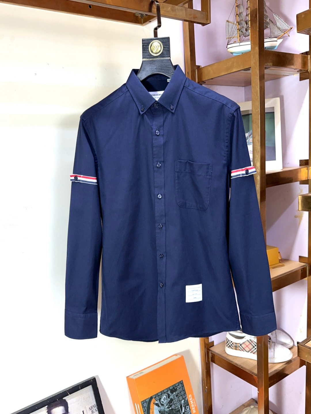 NO:601065,TB Tom Brown's official website is synchronized with the original original label and is in stock for a long time. Top-notch business original long-sleeved shirts, advanced customization and versatile styles. Anyone can easily control it. The fabric is fully customized. The latest logo design of the luxury classic brand on the chest is very classy and a must-have for those who know the goods!  The tailoring is slim-fitting, very refined, shows off aura, and highlights the sophistication of business men. This is unique, it has just the right amount of slim fit, and the upper body effect is great!  Size M-3XL,,thom browne,shirts,alexander wang19860909TB 汤姆布朗 官网同步原版原标长期有货 顶级商务原单长袖衬衫高级定制百搭款式 任何人都可以轻松驾驭 面料全订制工艺 胸前奢华经典品牌最新logo设计,非常显档次懂货的必须入！版型剪裁属于修身款 非常精致,显气场,又会凸显商务男士的精致,这就是独到之处,恰到好处的修身,上身效果非常赞！尺码M-3XL,,thom browne,shirts,alexander wang,Men's clothing