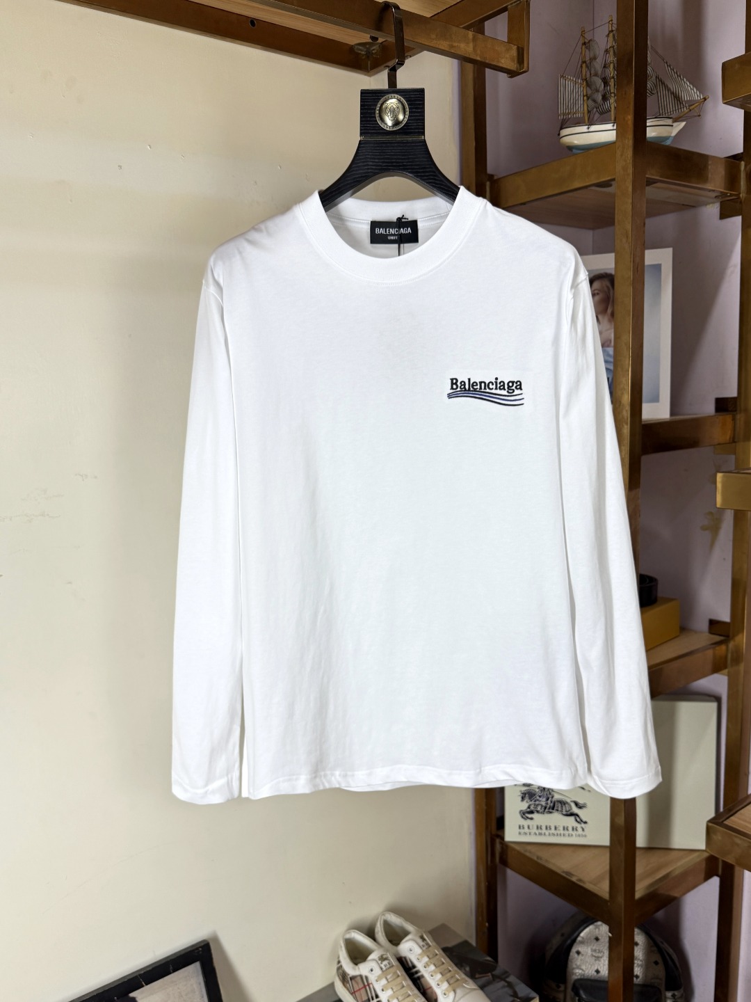 NO:601073,Balenciaga Made in Italy, selected long-staple cotton yarn, 260g worsted high-count heavyweight custom-woven fabric, washed at high temperature before cutting and set, washed and softened again, feels skin-friendly and soft, natural drape, synchronized with counters, slightly dropped shoulders, loose version, salty or sweet, suitable for both men and women, super versatile, original original size ~ Size XS-XL. XS size shoulder width 48, bust 100, length 68  Size S, shoulder width 50, chest size 104, length 70, size M, shoulder width 52, chest size 108 length, 72 size L, shoulder width 54, size size L, shoulder width 54, chest size 112 size, length 74, size XL, shoulder width 56, chest size 116, length 76,,balenciaga,balenciaga,alexander wang19860909balenciaga 巴黎世家 意大利制造 甄选长绒棉纱 260g精纺高支重磅定织面料 裁前高温洗水定型 成品再洗柔 穿着感受亲肤棉柔 垂感自然 专柜同步 微落肩宽松版型 可盐可甜 男女皆宜 超百搭,原版原标～ 尺码 XS-XL. XS码肩宽48 胸围100 衣长68 S码肩宽50 胸围104 衣长70 M码肩宽52 胸围108 衣长72 L码肩宽54 胸围112 衣长74 XL码肩宽56 胸围116 衣长76,,balenciaga,balenciaga,alexander wang,Men's clothing