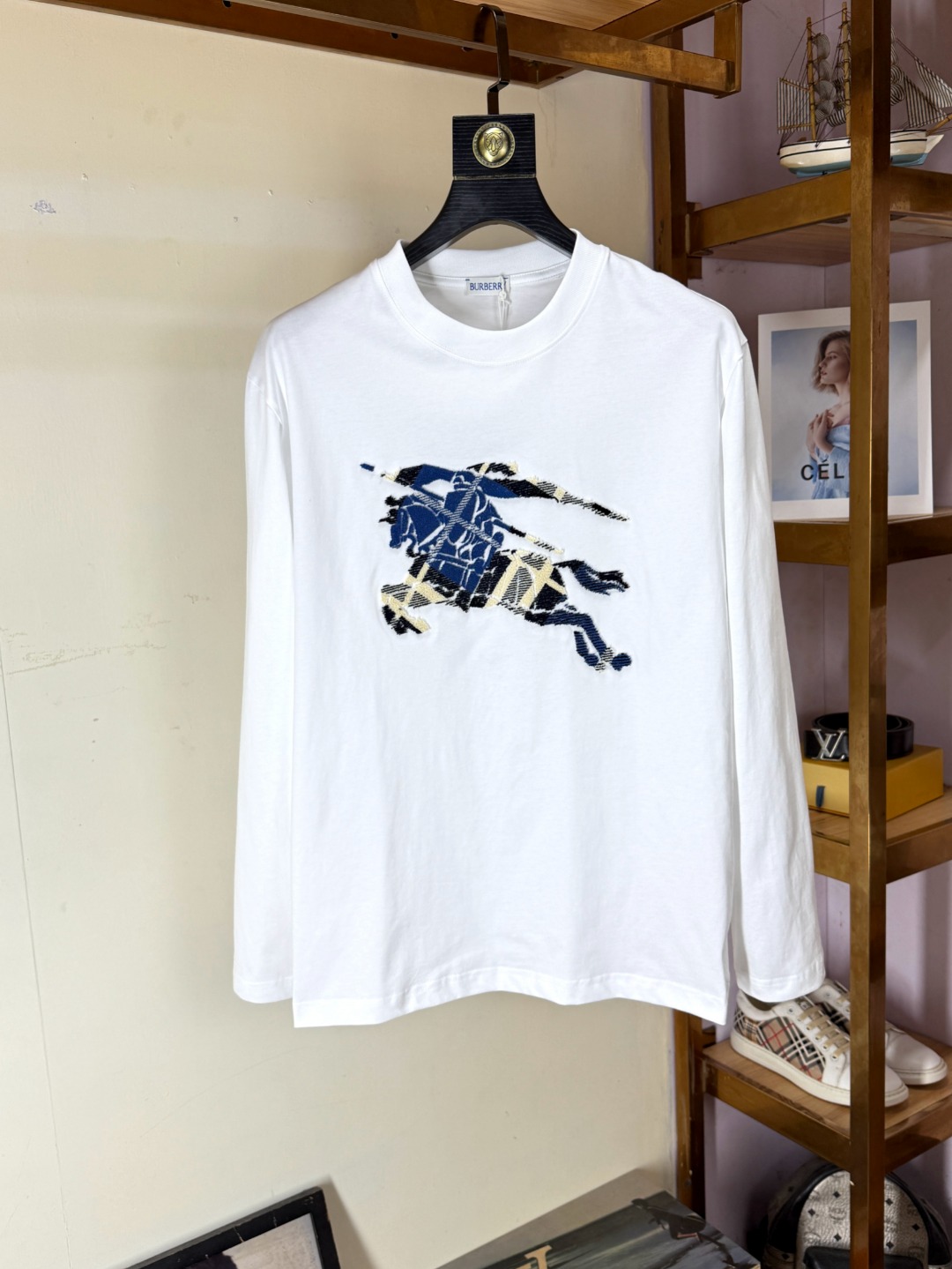 NO:601064,Burberry Made in Italy. Selected long-staple cotton yarn. 260g worsted high-count heavy-weight custom-woven fabric. High-temperature washing and shaping before cutting. The finished product is washed softly. Wearing feeling is skin-friendly and soft. Natural drape. Counter synchronization. Slightly dropped shoulders and loose version. Can be salty or sweet. Suitable for both men and women. Super versatile, original original standard ~ Size XS-XL. XS size shoulder width 48, bust 100, length 68, shoulder width 50  Bust 104 Length 70 Medium Shoulder 52 Bust 108 Length 72 L Shoulder 54 Bust 112 Length 74 XL Shoulder 56 Bust 116 Length 76,,burberry,burberry,alexander wang19860909Burberry 巴宝莉 意大利制造 甄选长绒棉纱 260g精纺高支重磅定织面料 裁前高温洗水定型 成品再洗柔 穿着感受亲肤棉柔 垂感自然 专柜同步 微落肩宽松版型 可盐可甜 男女皆宜 超百搭,原版原标～ 尺码 XS-XL. XS码肩宽48 胸围100 衣长68 S码肩宽50 胸围104 衣长70 M码肩宽52 胸围108 衣长72 L码肩宽54 胸围112 衣长74 XL码肩宽56 胸围116 衣长76,,burberry,burberry,alexander wang,Men's clothing