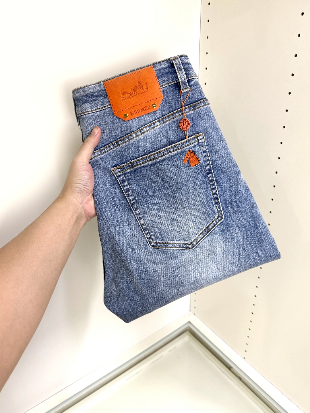 NO:601070,Hermes Hermes' hottest new products are coming. New products are available at counters. The physical store has the best jeans counters with original 1:1 quality products, suitable for all ages. The highest version of European imported fabrics on the market. Comfortable, soft and skin-friendly, the upper body effect is super fashionable and versatile, straight and stylish, a wardrobe must-have!  Suitable for any occasion, sizes 30-40,,hermes,hermes,jeans,alexander wang19860909Hermes 爱马仕 爆款来袭 新款新品 专柜有售 实体店已极品牛仔裤专柜原版1:1好货,适合各个年龄段.市场最高版本的欧洲进口面料.舒适柔软亲肤,上身效果超级棒时尚百搭,笔挺有型,衣橱必备！适合任何场合穿着 尺码30-40,,hermes,hermes,jeans,alexander wang,Men's clothing