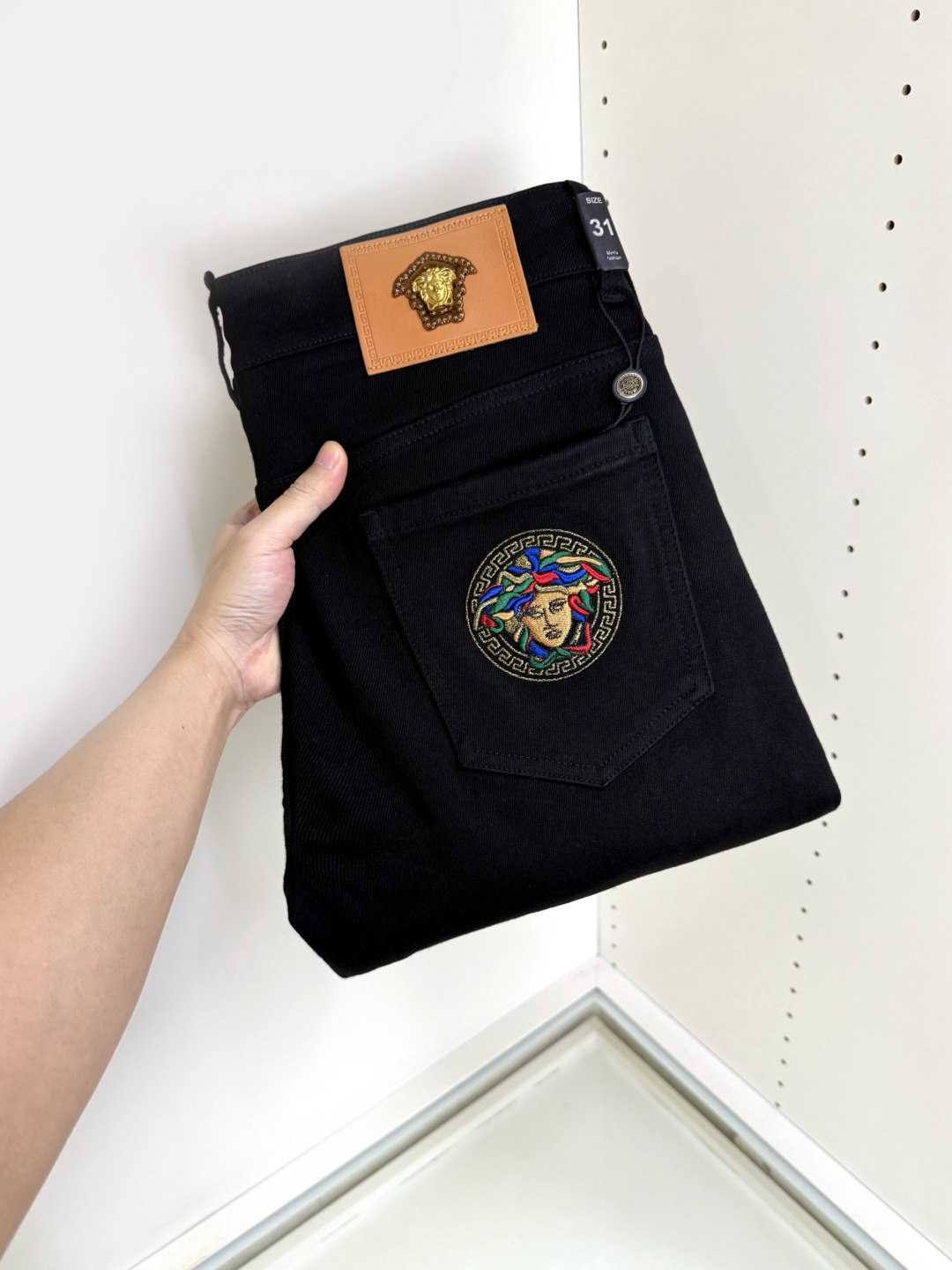 NO:601077,Versace's hottest styles are coming. New products are available at counters. The physical store has the best jeans counters with original 1:1 quality products, suitable for all ages. The highest version of European imported fabrics on the market. Comfortable, soft and skin-friendly, with super upper body effect, fashionable and versatile, straight and stylish, a wardrobe must-have!  Suitable for any occasion, sizes 30-40,,versace,versace,jeans,alexander wang19860909Versace 范思哲 爆款来袭 新款新品 专柜有售 实体店已极品牛仔裤专柜原版1:1好货,适合各个年龄段.市场最高版本的欧洲进口面料.舒适柔软亲肤,上身效果超级棒时尚百搭,笔挺有型,衣橱必备！适合任何场合穿着 尺码30-40,,versace,versace,jeans,alexander wang,Men's clothing